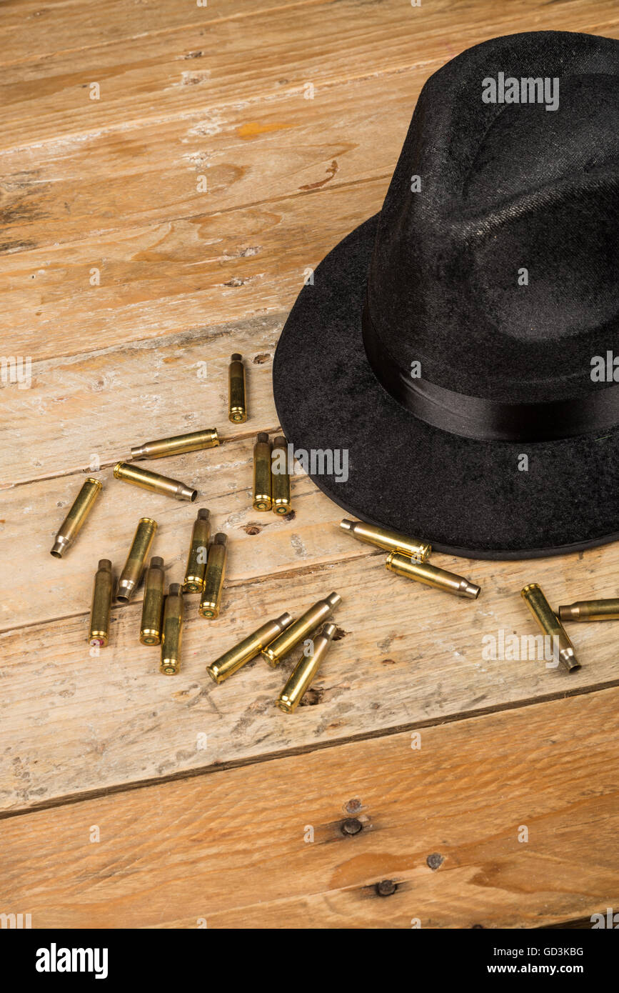 Fedora hat et des balles, un concept du film noir Banque D'Images