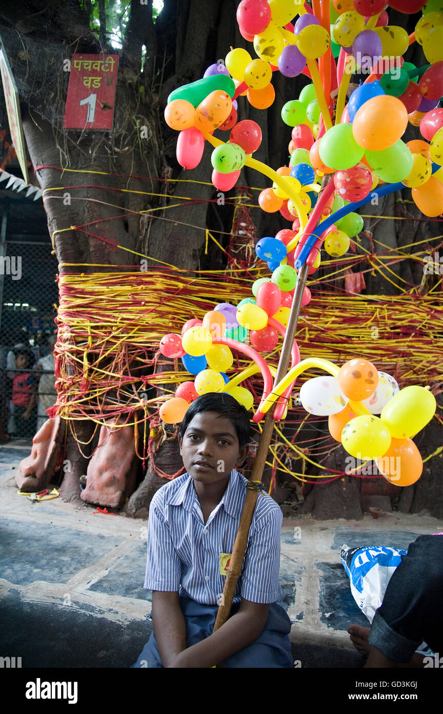 Vente garçon sita gufa ballon arbre, Nasik, Maharashtra, Inde, Asie Banque D'Images