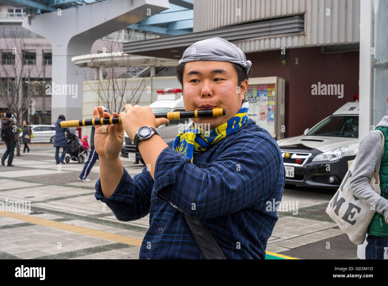 Homme jouant de la flûte japonaise, Tokyo, Japon Banque D'Images