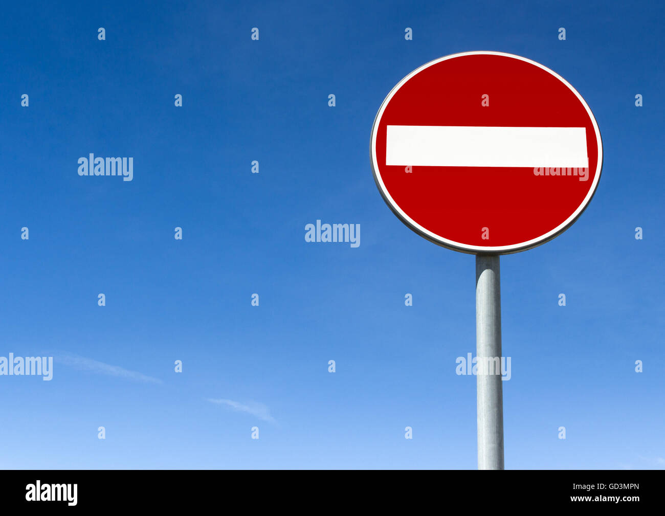 Interdiction des panneaux routiers d'accès contre le ciel bleu, avec l'exemplaire de l'espace. Banque D'Images