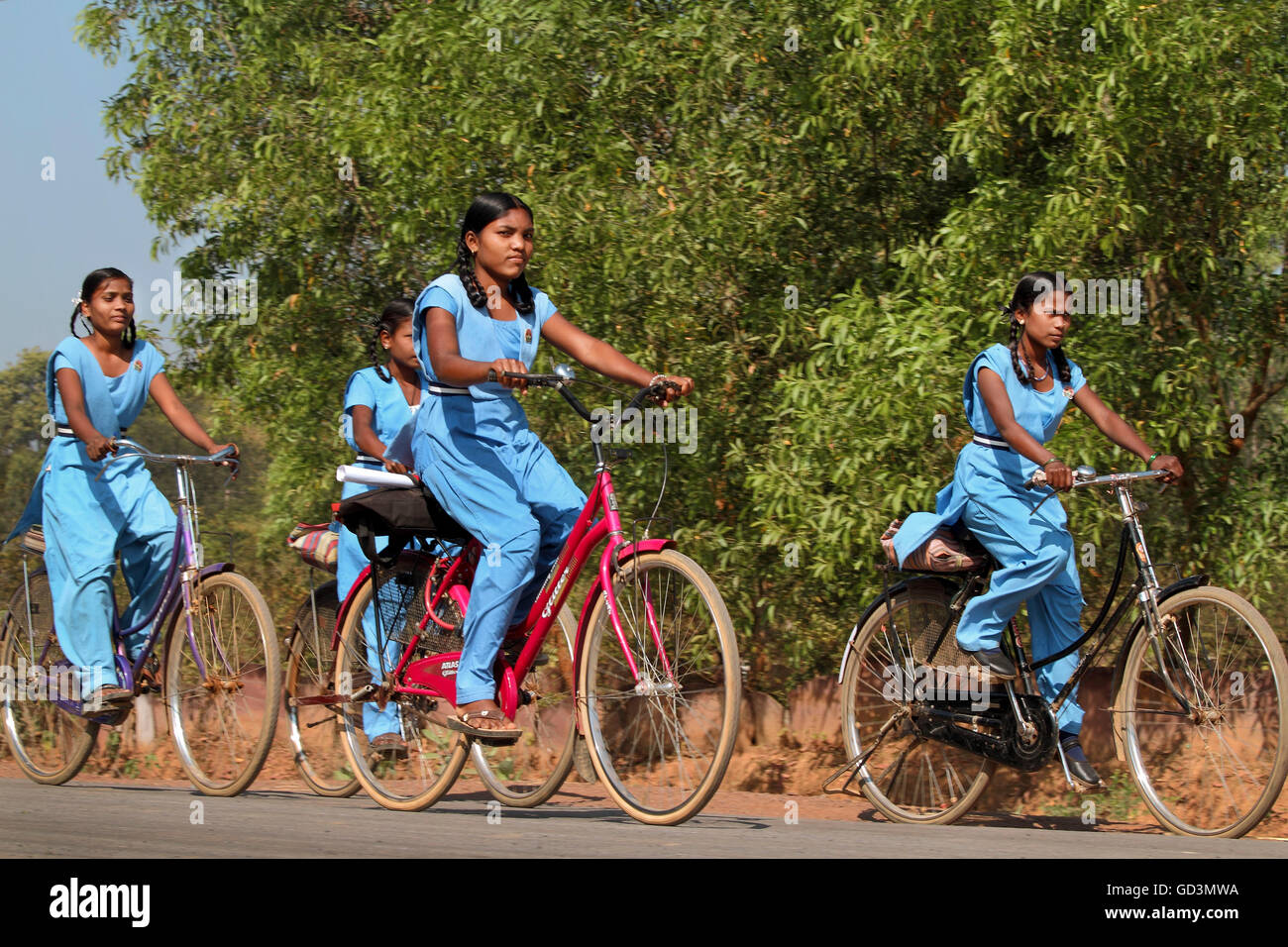 Aller à l'école filles Tribal bastar, Chhattisgarh, Inde, Asie, Banque D'Images