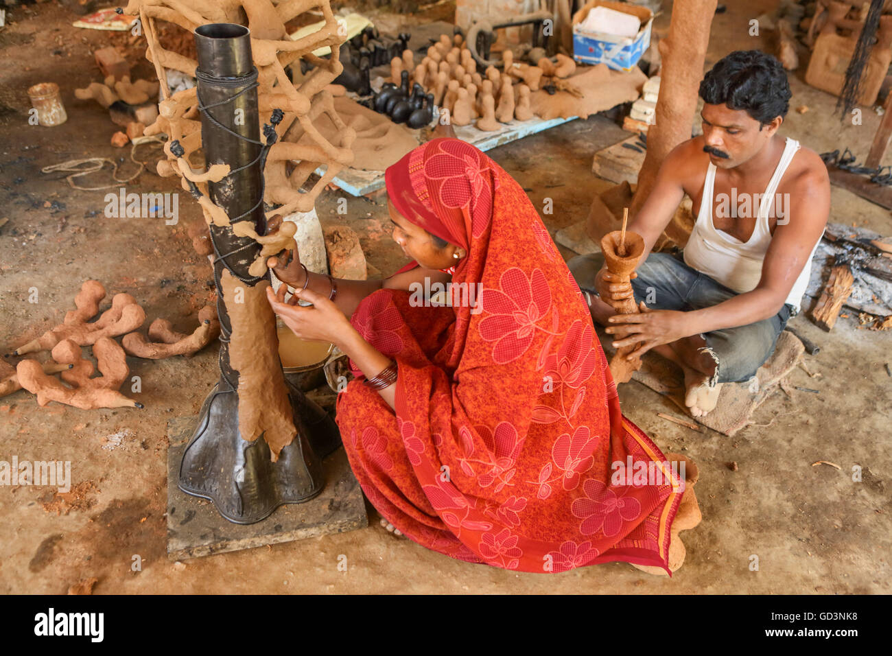 Modèle de cire figure humaine étant recouvert d'argile, bastar, Chhattisgarh, Inde, Asie Banque D'Images