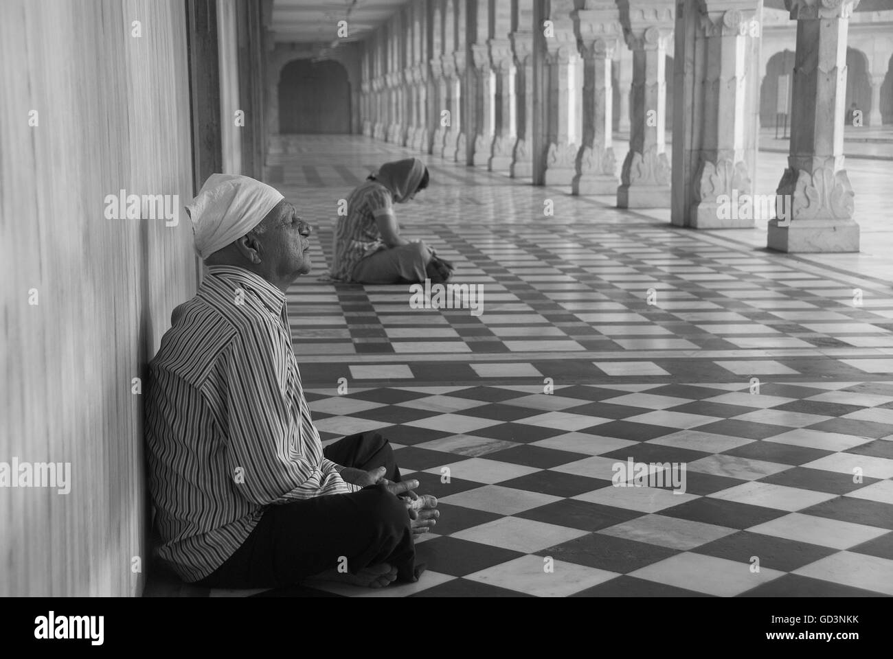 Un homme et une femme en prière Banque D'Images