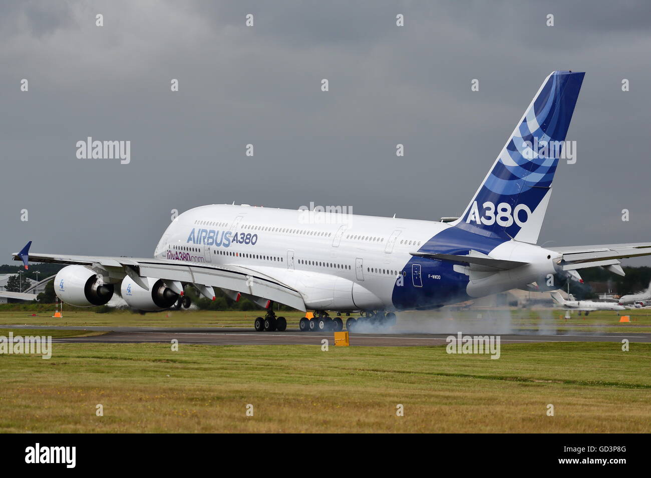 Farnborough, Royaume-Uni. 11 juillet, 2016. Airbus A380 vers le bas après son affichage Crédit : Uwe Deffner/Alamy Live News Banque D'Images