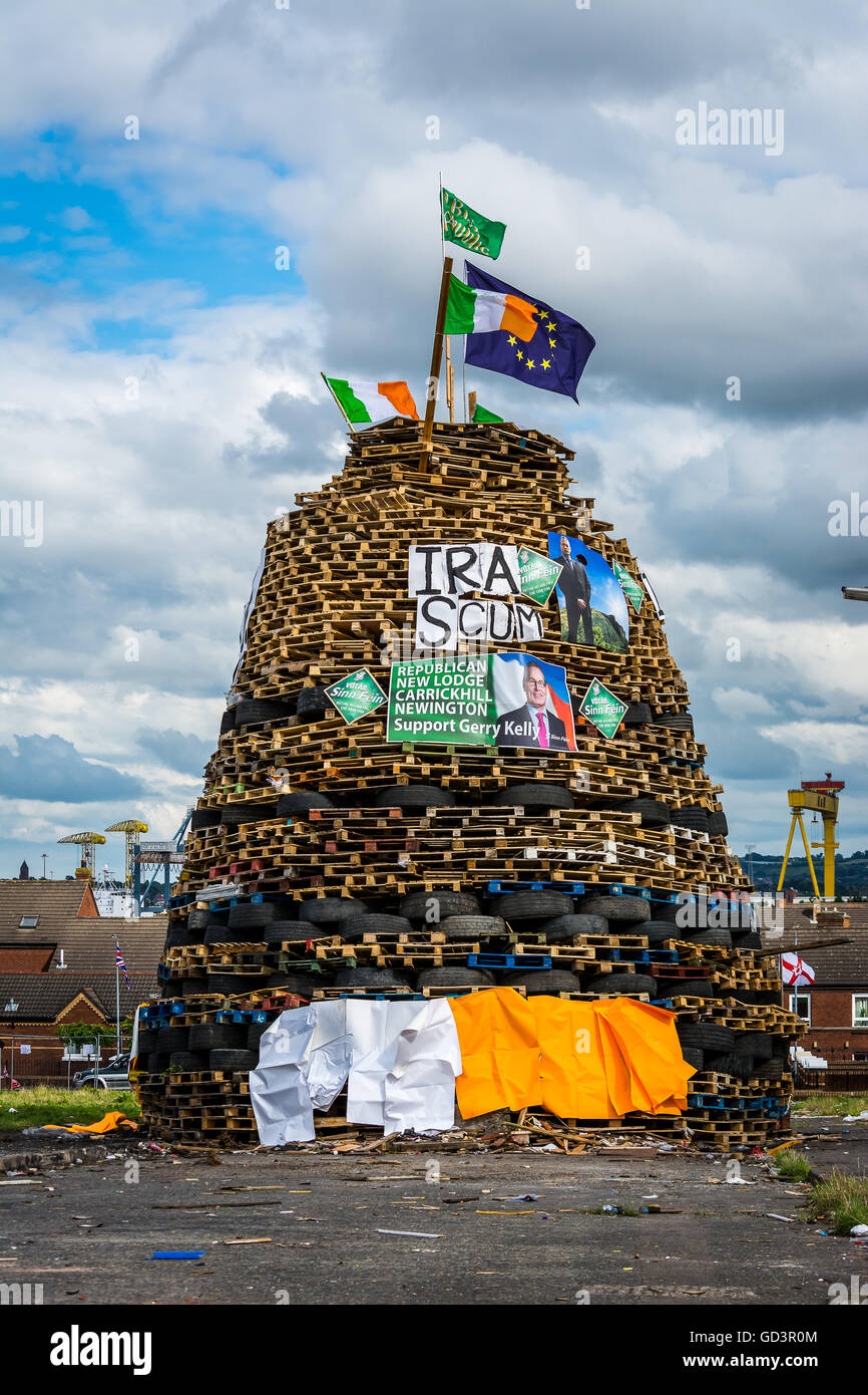 Belfast, Royaume-Uni. 11 juillet, 2016. Feu de loyalistes dans la région de la baie de tigres de Belfast Nord. Credit : DMc Photographie/Alamy Live News Banque D'Images