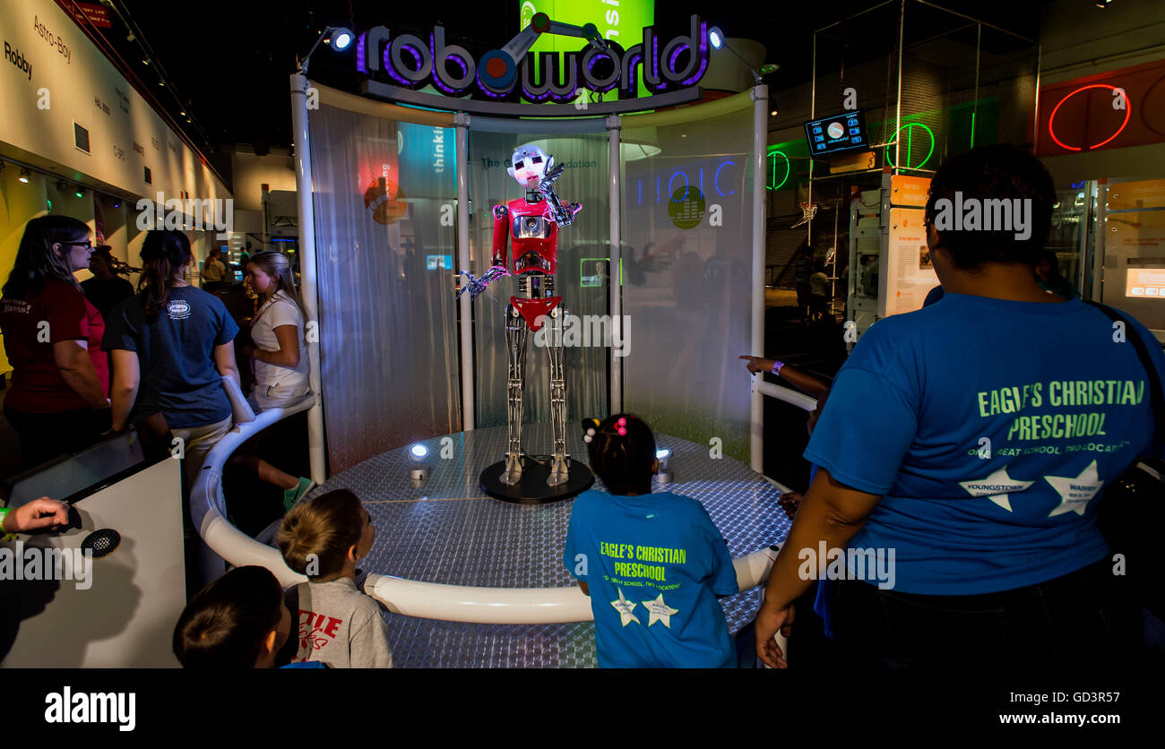 Pittsburgh, Pennsylvanie, USA. 11 juillet, 2016. Un robot accueille les visiteurs à Roboworld et le Robot Hall of Fame au Carnegie Science Center. Le Robot Hall of Fame est une réplique hommage à la super-robots de cinéma et de télévision qui a contribué à déclencher l'imagination de ceux qui créent de véritables robots. © Brian Cahn/ZUMA/Alamy Fil Live News Banque D'Images