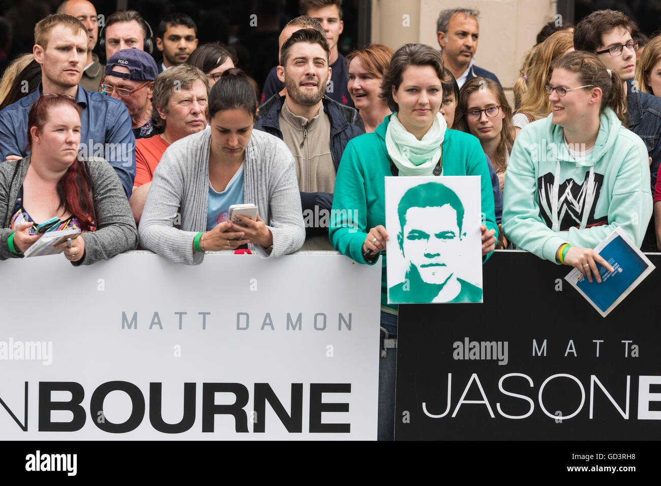 Londres, Royaume-Uni. 11 juillet 2016. Fans attendent l'arrivée de l'étoile. Arrivées tapis rouge pour la première européenne de l'Universel film Jason Bourne (2016) à Londres de Leicester Square. Credit : Bettina Strenske/Alamy Live News Banque D'Images