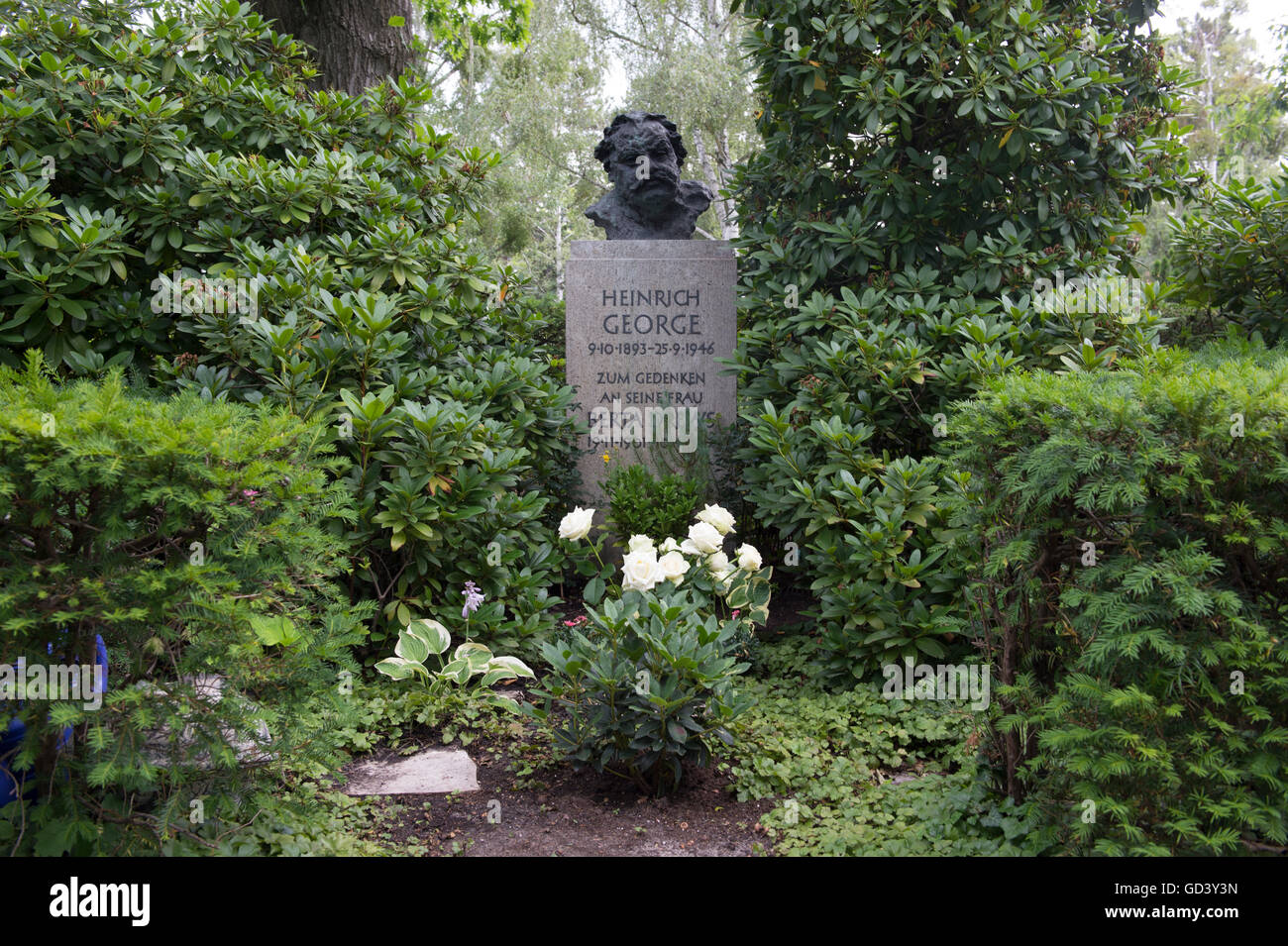 Berlin, Allemagne. 12 juillet, 2016. Le buste de Heinrich George sur la pierre tombale de l'acteur dans un cimetière en Onkel-Tom-Strasse à Berlin, Allemagne, 12 juillet 2016. Son fils George Goetz a été enterré dans la tombe suivante le long. PHOTO : PAUL ZINKEN/DPA/Alamy Live News Banque D'Images