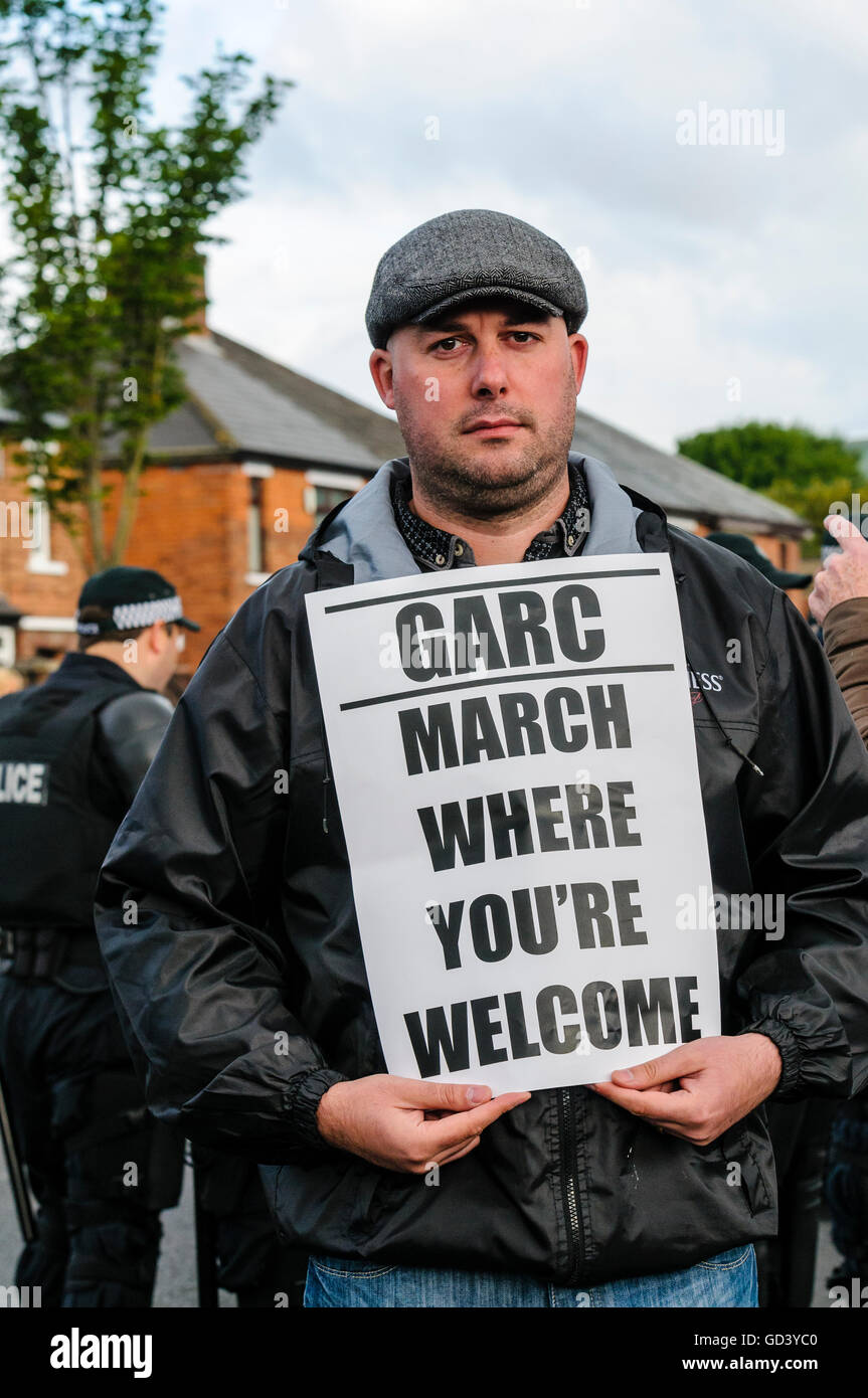 Belfast, Irlande du Nord. 12 juil 2016 - Dee Fennell du Greater Ardoyne collectif résidents (GARC) détient une bannière disant 'March où vous êtes les bienvenus". Crédit : Stephen Barnes/Alamy Live News Banque D'Images