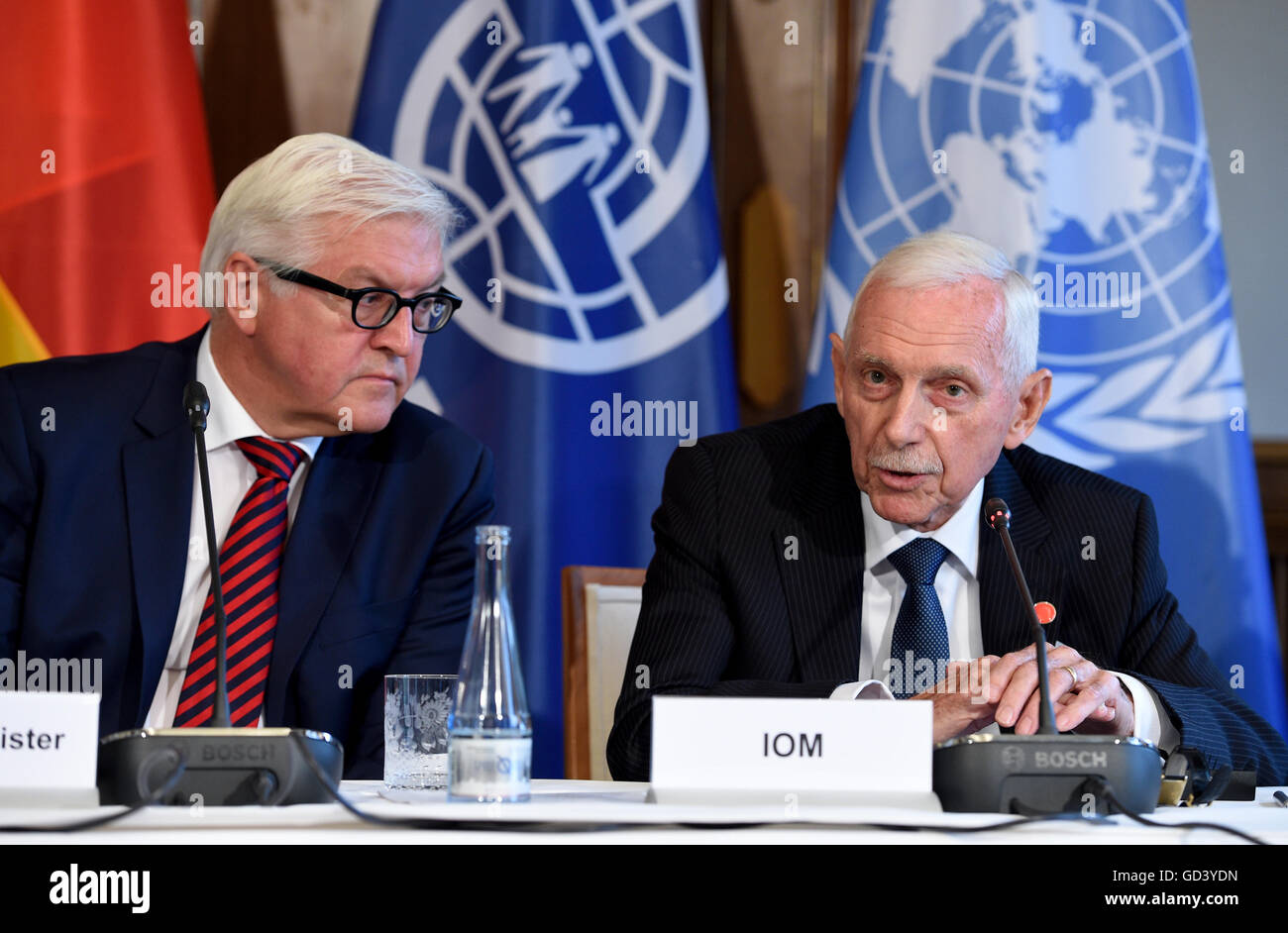 Berlin, Allemagne. 12 juillet, 2016. Ministre allemand des Affaires étrangères Frank-Walter STEINMEIER (SPD) et l, le directeur général de l'Organisation internationale pour les migrations (OIM), William Swing, tiendra une conférence de presse après la première série de pourparlers, à Villa Borsig à Berlin, Allemagne, 12 juillet 2016. La réunion est de discuter de la coopération sur la question des réfugiés. PHOTO : RAINER JENSEN/DPA/Alamy Live News Banque D'Images