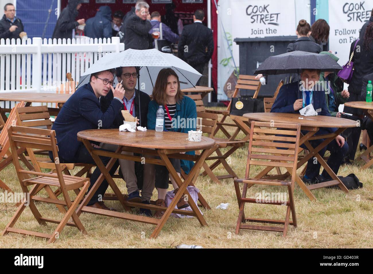 Farnborough, Hampshire, England, UK. 12 juillet, 2016. Averses de pluie se déplacent dans le sud de l'Angleterre et placez un linge humide début à la deuxième journée de l'International Air Show qui a eu lieu à Farnborough au cours des prochains jours. Crédit : Jeff Gilbert/Alamy Live News Banque D'Images