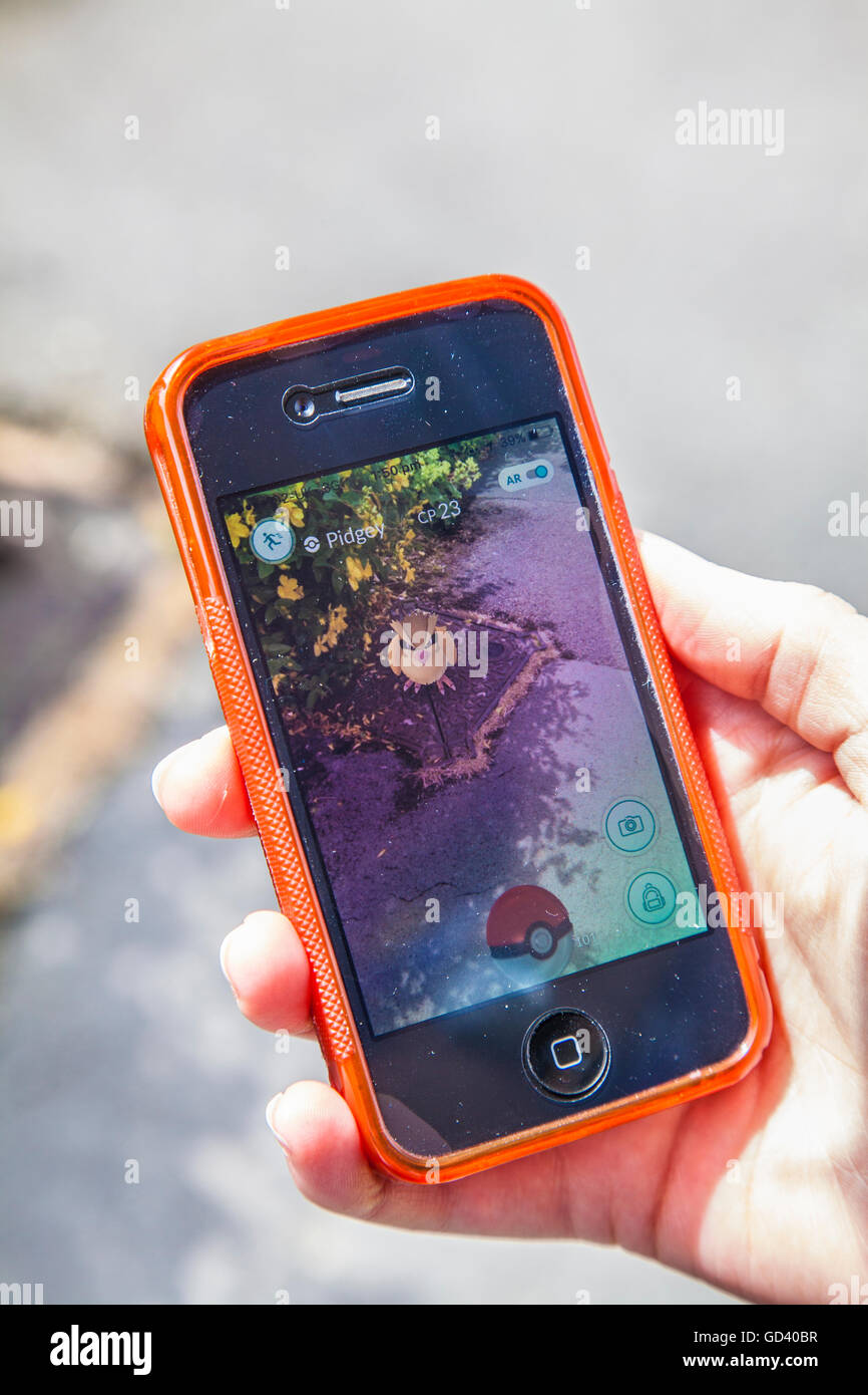 Une Jeune Personne Utilise Un Iphone Pour Jouer A Pokemon Sur Rendez Vous Le Dernier Jeu De Realite Augmentee Mobile App Pour Frapper Le Marche Des Applications Dans Le Monde Entier Photo Stock