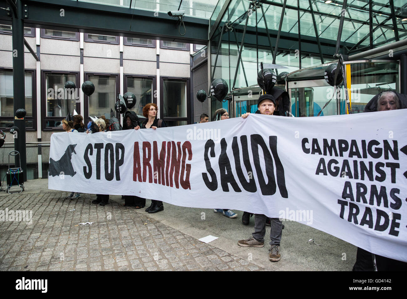 Londres, Royaume-Uni. 11 juillet, 2016. Les militants des droits de l'homme de protester contre la vente d'armes à l'Arabie saoudite à l'extérieur de l'Organisation de la défense et de la sécurité (DSO), le ministère responsable de la promotion des exportations d'armes. Credit : Mark Kerrison/Alamy Live News Banque D'Images