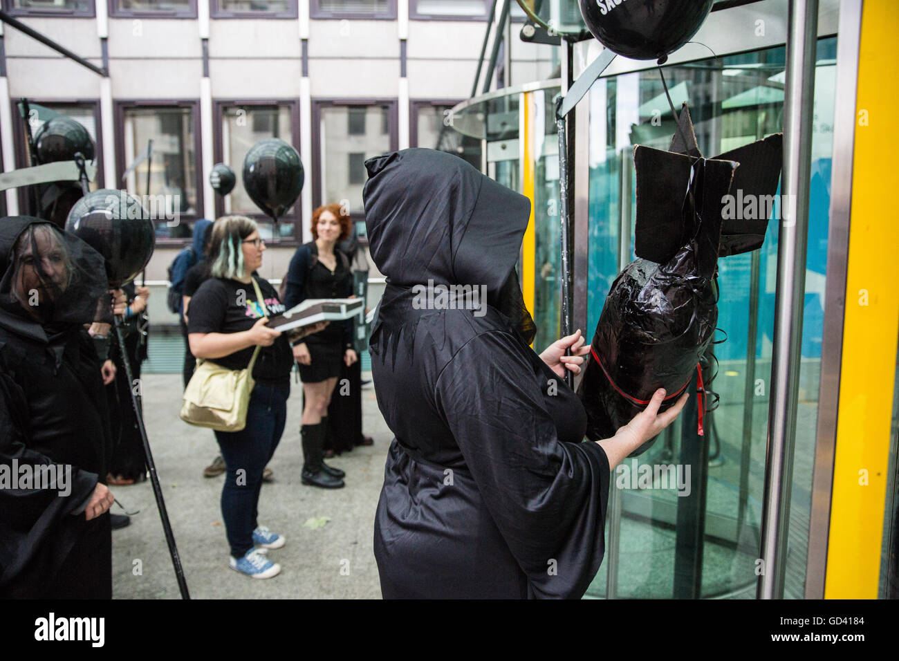 Londres, Royaume-Uni. 11 juillet, 2016. Les militants des droits de l'homme pour protester contre la vente d'armes à l'Arabie saoudite utilisé dans les violations des droits humains au Yémen se préparer à part un 50e anniversaire sous la forme d'une bombe à la défense et à la sécurité (DSO), le ministère responsable de la promotion des exportations d'armes. Credit : Mark Kerrison/Alamy Live News Banque D'Images