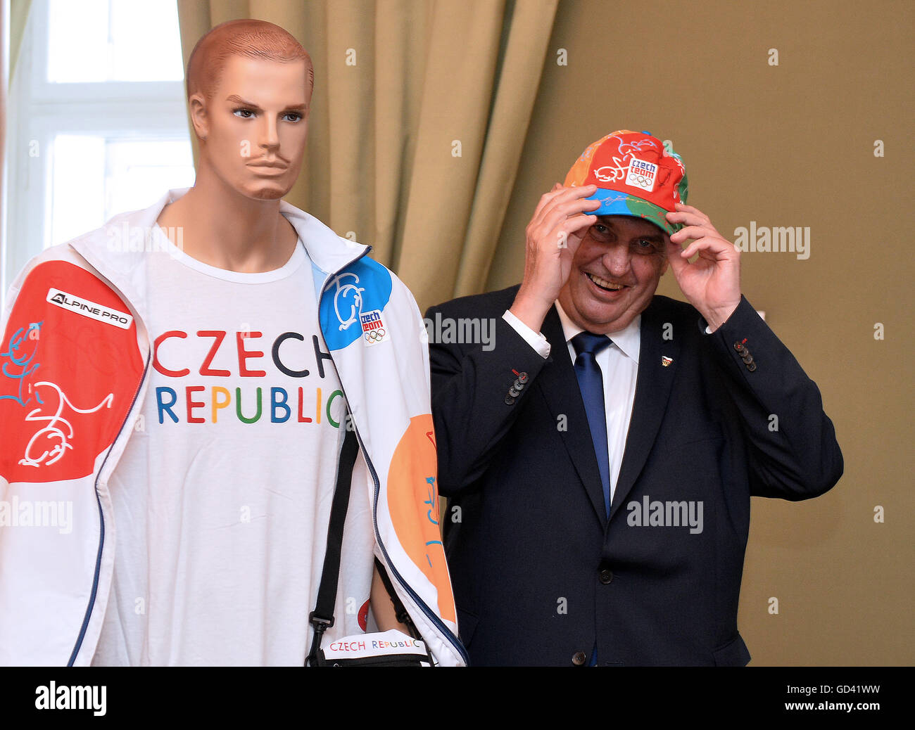 Prague, République tchèque. 12 juillet, 2016. Le Président tchèque Milos Zeman (photo) rencontre le président du Comité olympique tchèque Jiří Kejval (non représenté) dans le château de Prague, République tchèque, le 12 juillet 2016. Milos Zeman tente sur des chandails pour les Jeux Olympiques de Rio de Janeiro en 2016. © Katerina Sulova/CTK Photo/Alamy Live News Banque D'Images