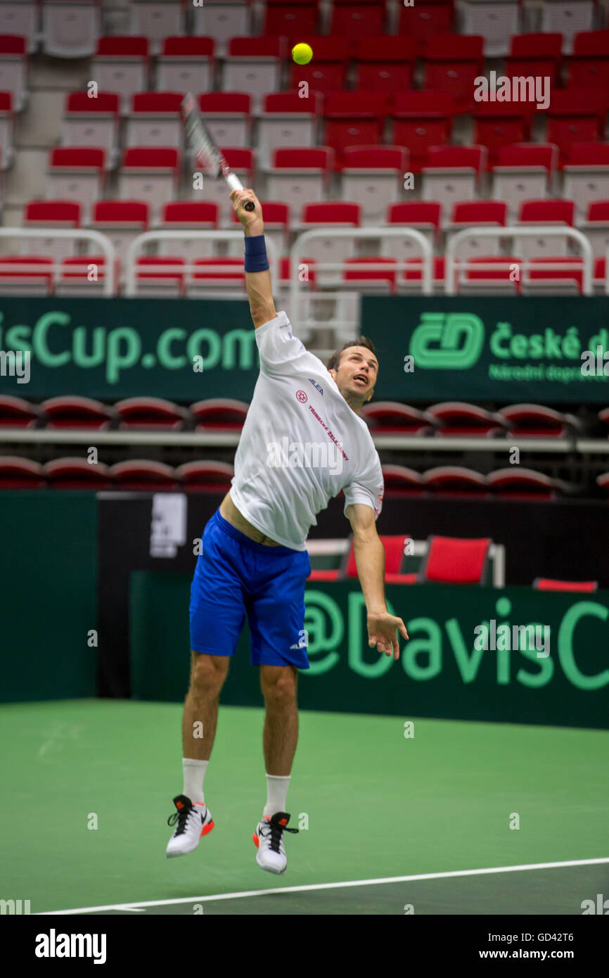 Trinec, République tchèque. 12 juillet, 2016. Le joueur de tennis tchèque Radek Stepanek en action au cours de la session de formation avant le match quart de Coupe Davis contre la France à Trinec, en République tchèque, le 12 juillet 2016. © Petr Sznapka/CTK Photo/Alamy Live News Banque D'Images