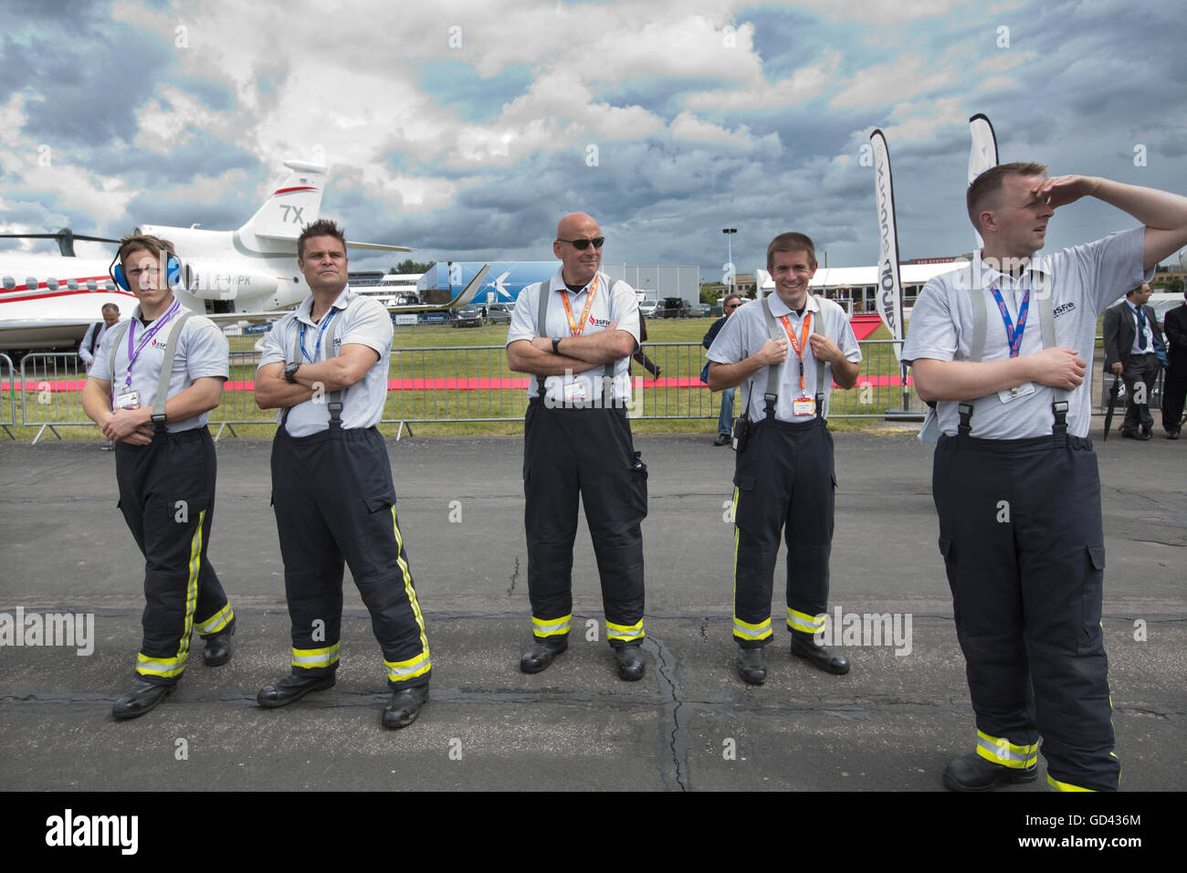 Farnborough, Hampshire, Royaume-Uni. 12 juillet, 2016. Farnborough International Airshow 2016 Mardi 12 juillet 2016. Les travailleurs d'urgence en regardant le spectacle. Crédit : Jeff Gilbert/Alamy Live News Banque D'Images