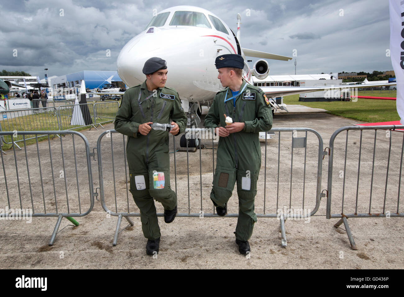 Farnborough, Hampshire, Royaume-Uni. 12 juillet, 2016. Farnborough International Airshow 2016 Mardi 12 juillet 2016. George Coe et Russ Browne à partir de 622 e Escadron d'Glding Vounteer prennent le temps de profiter de l'air show Crédit : Jeff Gilbert/Alamy Live News Banque D'Images