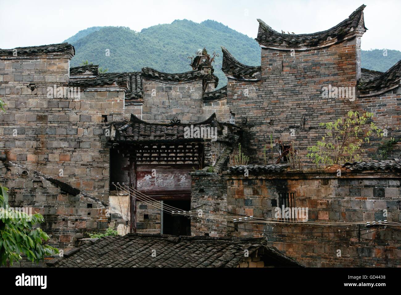 Ruijin, province de Jiangxi en Chine. 12 juillet, 2016. Les bâtiments résidentiels sont vus à Mixi Village de Jiubao ville en ville', la Chine de l'est la province de Jiangxi, le 12 juillet 2016. Mixi Village, avec une histoire de plus de 700 ans, et conserve des édifices datant de la dynastie Ming (1368-1644) et Qing (1644-1911) dynasties, ce qui en fait un "musée d'architectures traditionnelles'. © Zhang Cheng/Xinhua/Alamy Live News Banque D'Images
