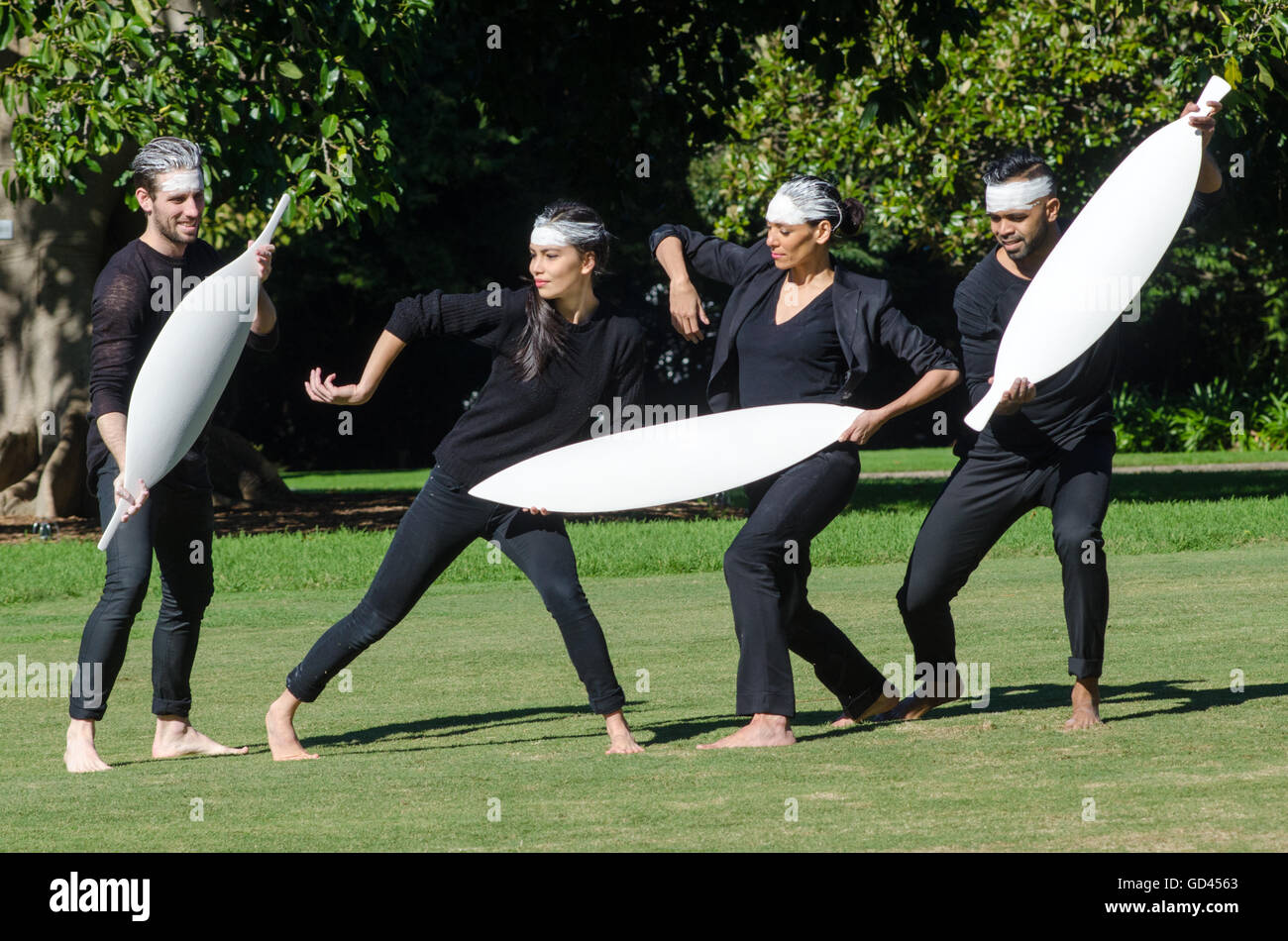 Sydney, Australie. Le 13 juillet, 2016. Aritist Jonathan Jones et directeur artistique de Bangarra Dance Theatre, Stephan Page héberger un aperçu du média du Kaldor Public Art Projects / collaberation Bangarra Dance Theatre à Sydney's Royal Botanical Gardens. La performance aura lieu le 22 septembre 2016. Credit : mjmediabox/Alamy Live News Banque D'Images