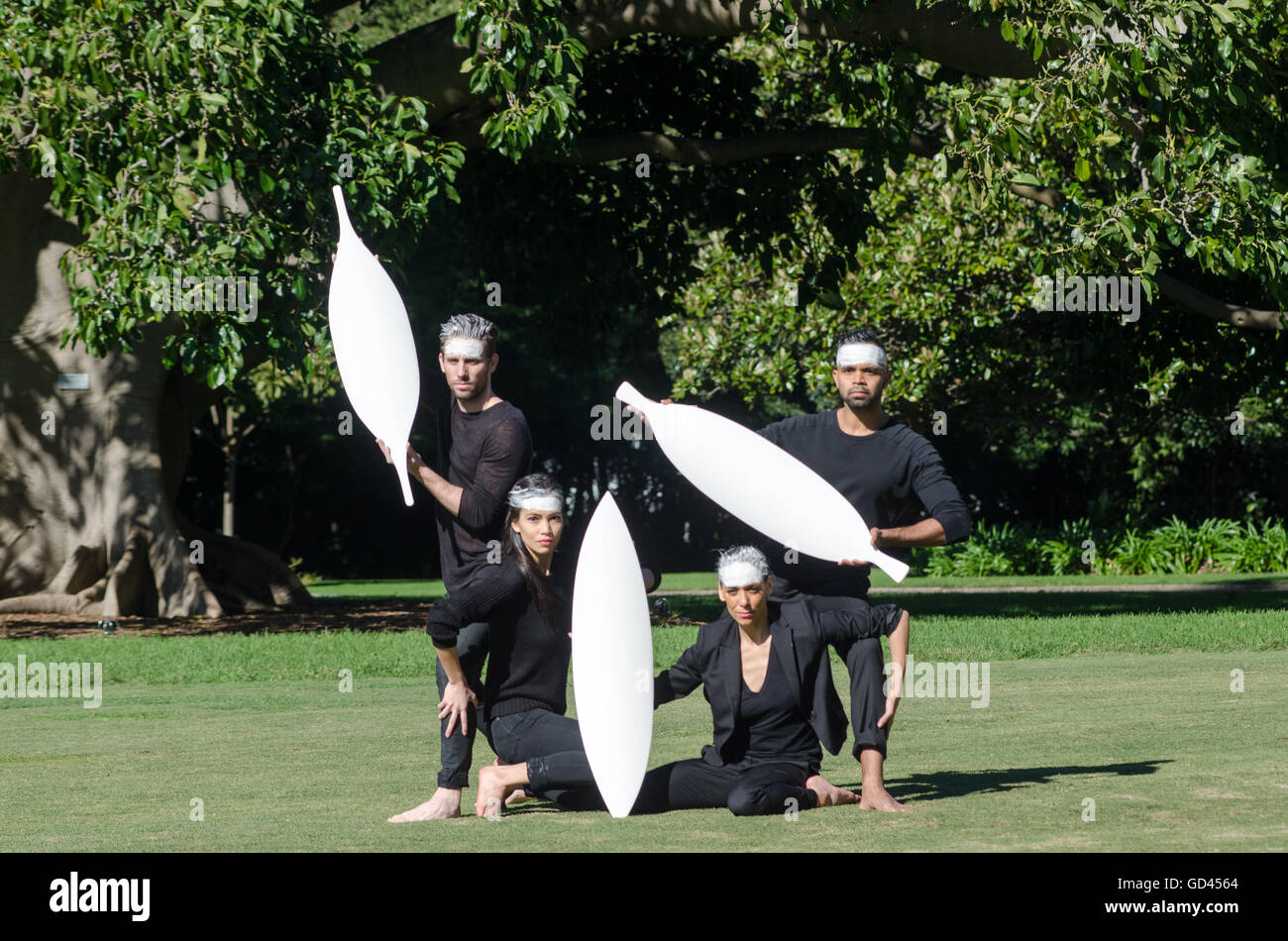 Sydney, Australie. Le 13 juillet, 2016. Aritist Jonathan Jones et directeur artistique de Bangarra Dance Theatre, Stephan Page héberger un aperçu du média du Kaldor Public Art Projects / collaberation Bangarra Dance Theatre à Sydney's Royal Botanical Gardens. La performance aura lieu le 22 septembre 2016. Credit : mjmediabox/Alamy Live News Banque D'Images