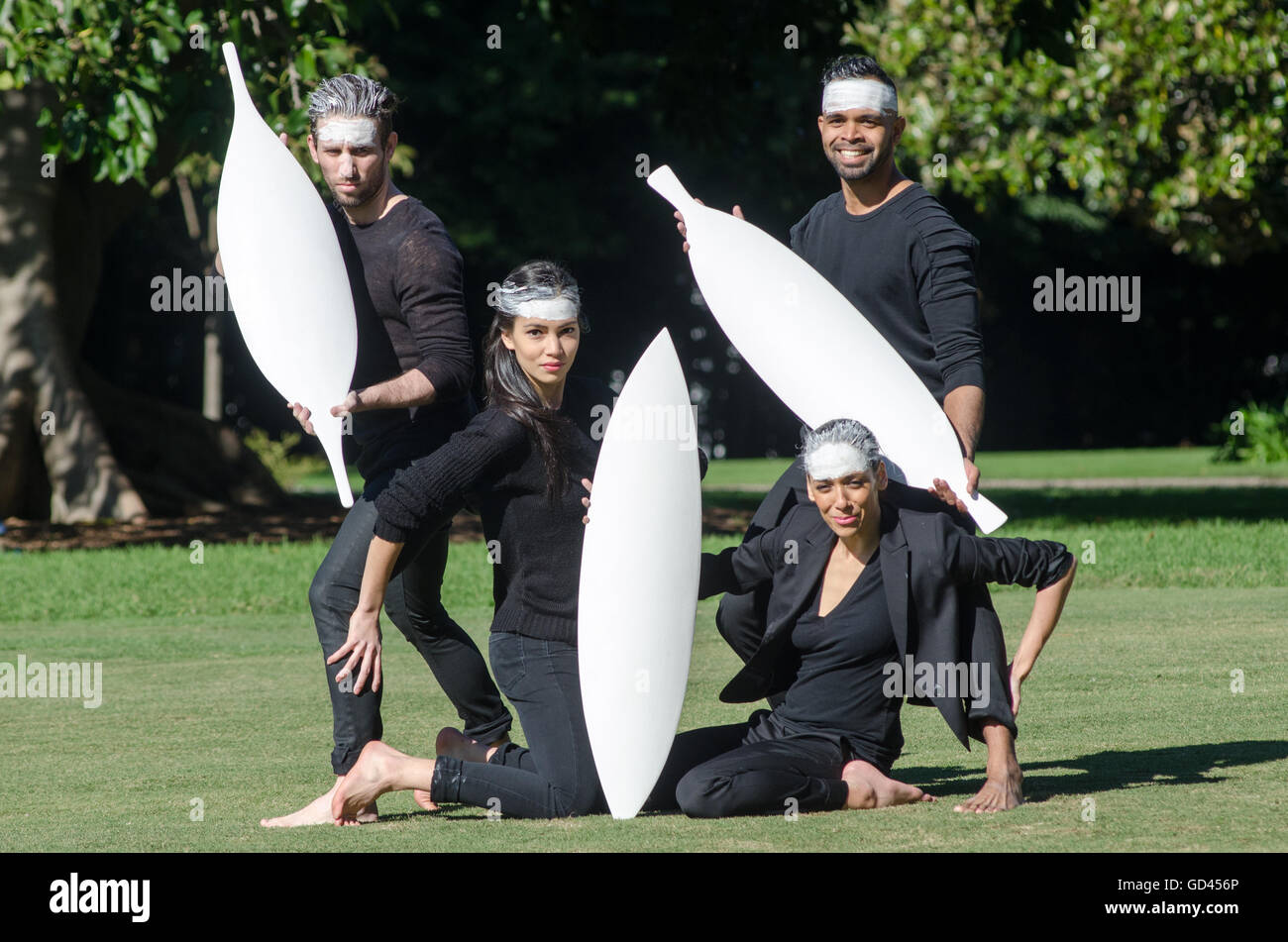 Sydney, Australie. Le 13 juillet, 2016. Aritist Jonathan Jones et directeur artistique de Bangarra Dance Theatre, Stephan Page héberger un aperçu du média du Kaldor Public Art Projects / collaberation Bangarra Dance Theatre à Sydney's Royal Botanical Gardens. La performance aura lieu le 22 septembre 2016. Credit : mjmediabox/Alamy Live News Banque D'Images