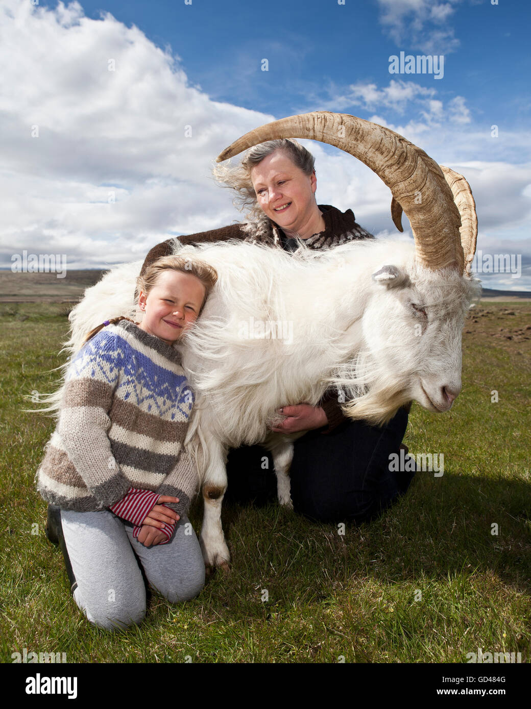 La mère et l'enfant sur une ferme de chèvres, dans l'ouest de l'Islande Banque D'Images