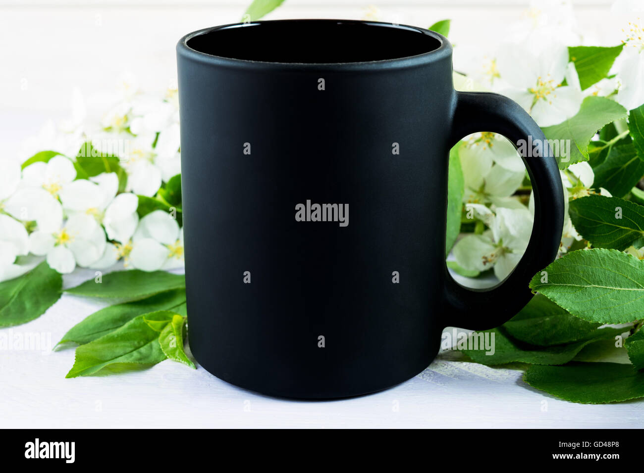 Tasse à café noir immersive avec Apple Blossom. Mug vide immersive pour la présentation du produit. Tasse de café de la maquette pour la promotion marque Banque D'Images