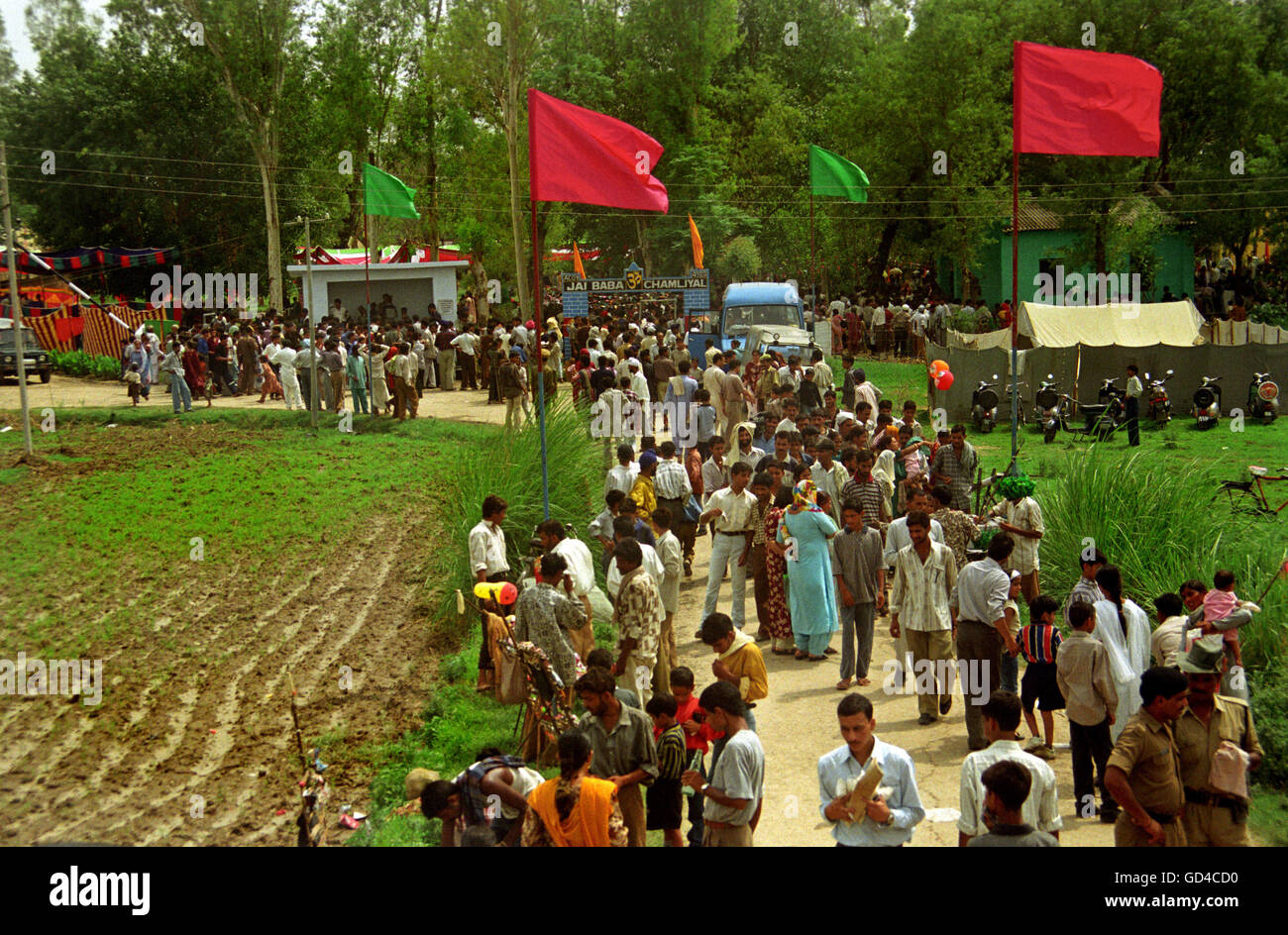 Les dévots en dehors Baba temple Chamliyal Banque D'Images