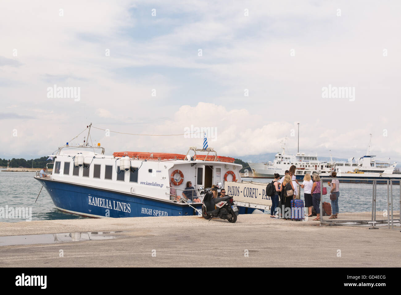 Port de Corfou - touristes en attente par les petites lignes Kamelia qui les traversiers de la minuscule île de Paxos grec intacte. Banque D'Images
