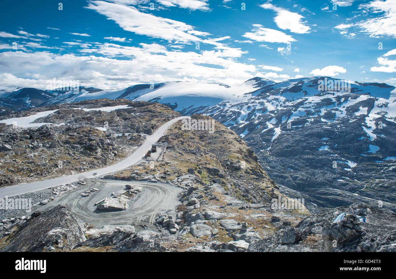 Petite route avec aire de la position d'un glacier, la Norvège. Banque D'Images