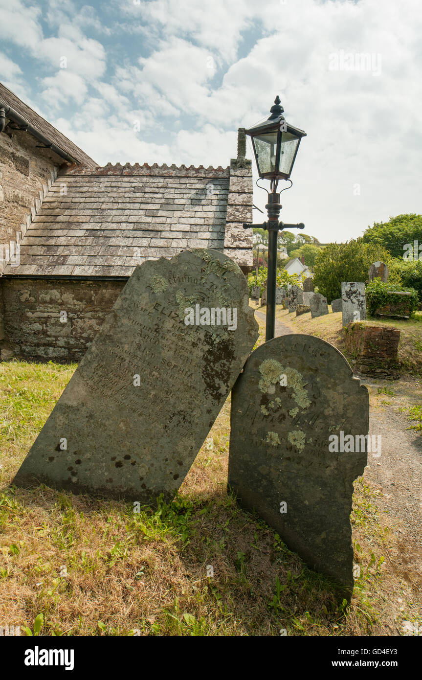 Deux vieilles tombes dans l'cementry de st. Ildierna, Lansallos, Cornwall, UK. Banque D'Images
