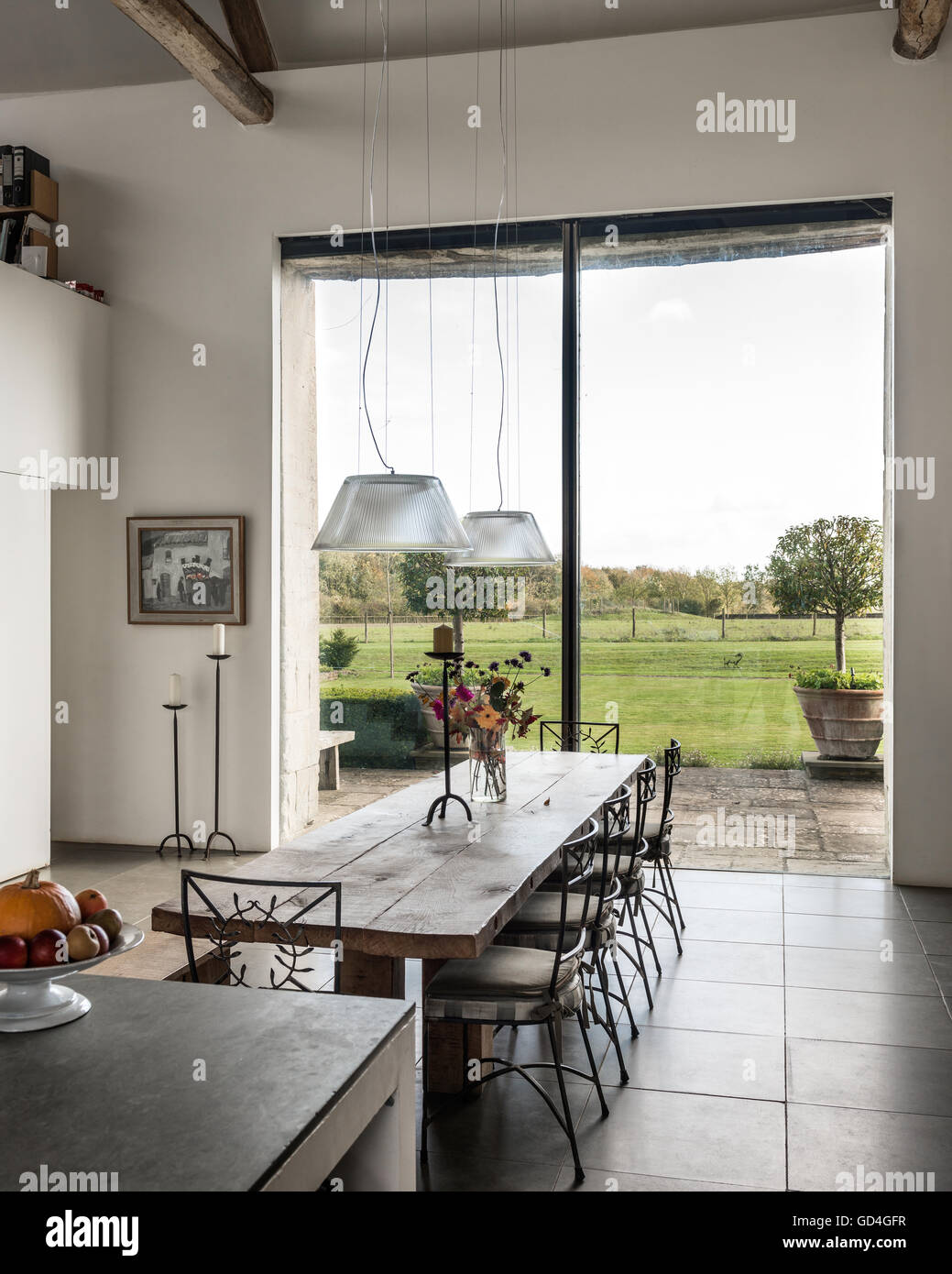 Cuisine île calcaire en plan ouvert cuisine-salle à manger avec grande fenêtre Banque D'Images