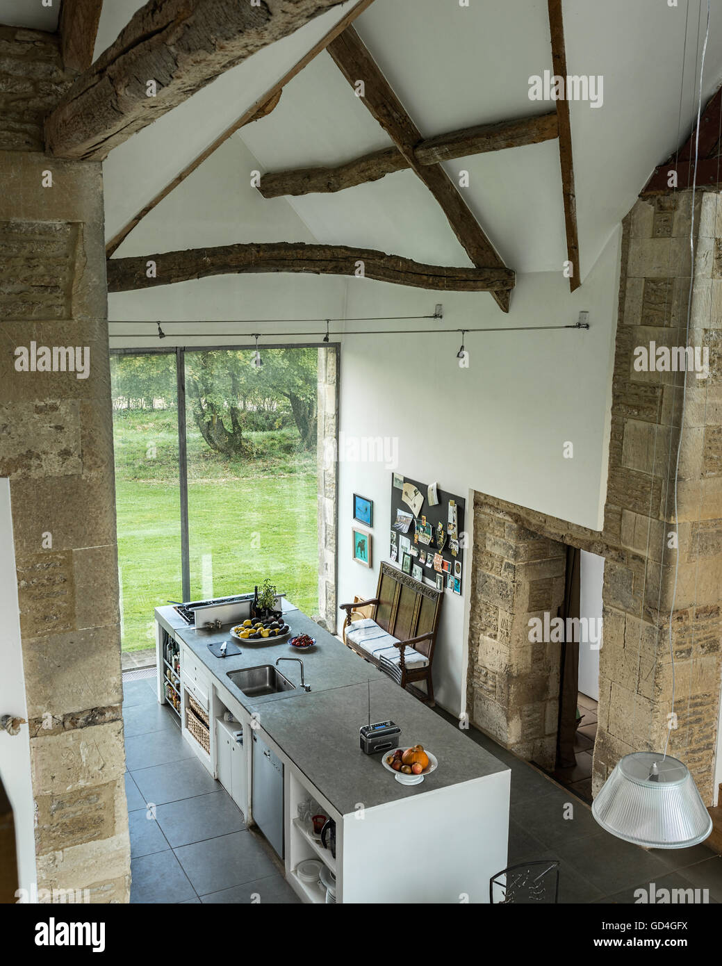 Cuisine île calcaire avec des murs en pierres Banque D'Images