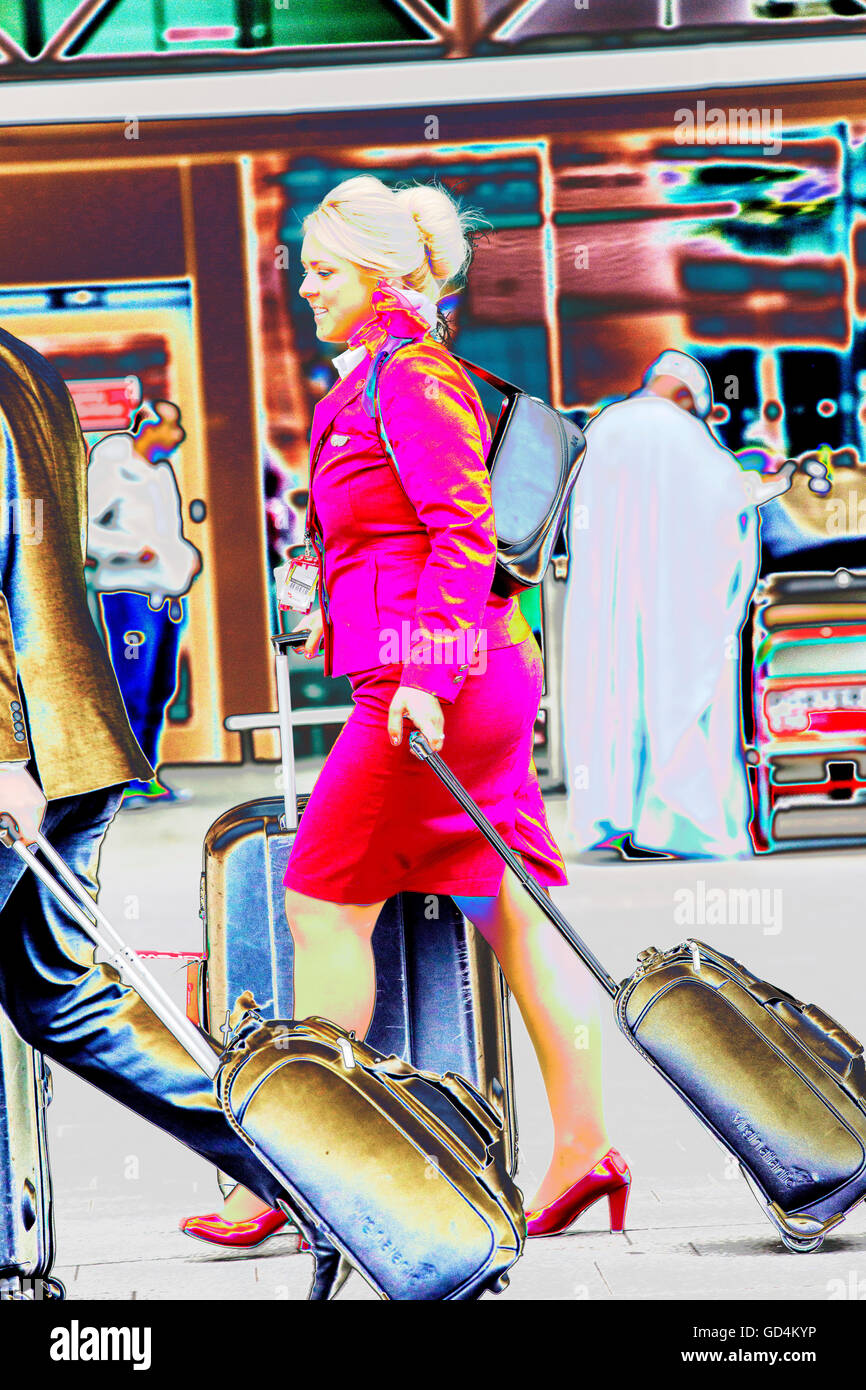 Une hôtesse de l'air à l'aéroport de Heathrow, Londres, Royaume-Uni. Banque D'Images