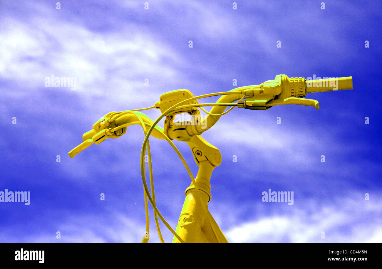 Poignées vélo jaune vif dans le ciel Banque D'Images