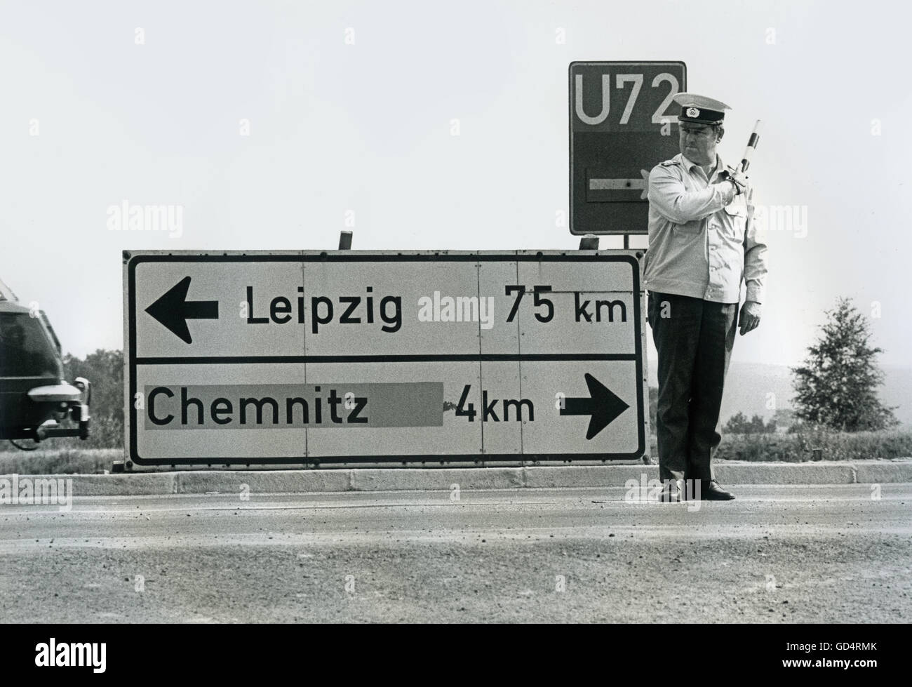 Géographie / Voyage, Allemagne de l'est, personnes, agent de circulation régulant le trafic avec le bâton, à Chemnitz (anciennement Karl-Marx-Stadt), juillet 1990, droits additionnels-Clearences-non disponible Banque D'Images