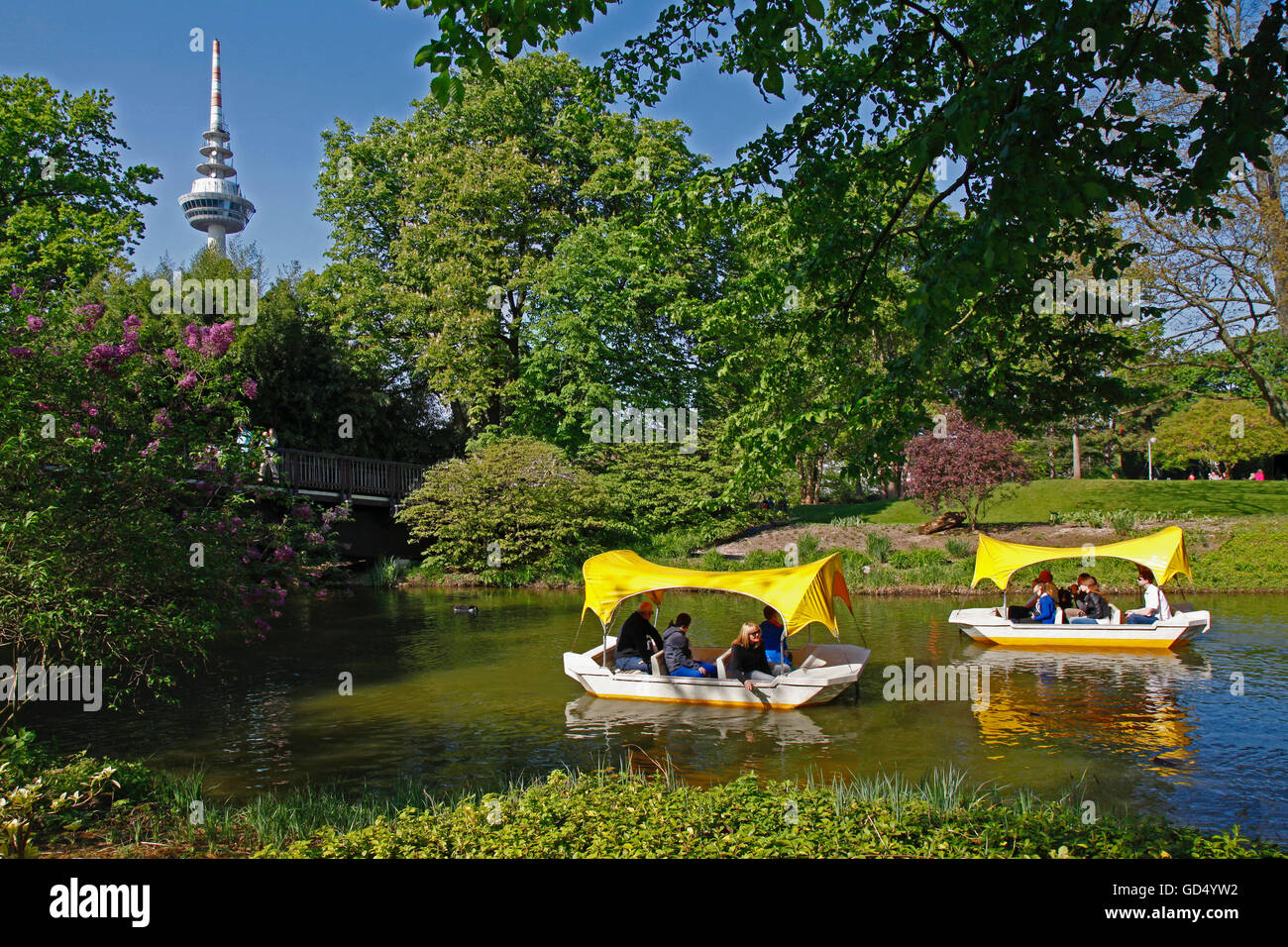 Gondoletta bateaux, Kutzer étang, tour de télévision, Luisenpark, Mannheim, Baden-Wurttemberg, Germany Banque D'Images