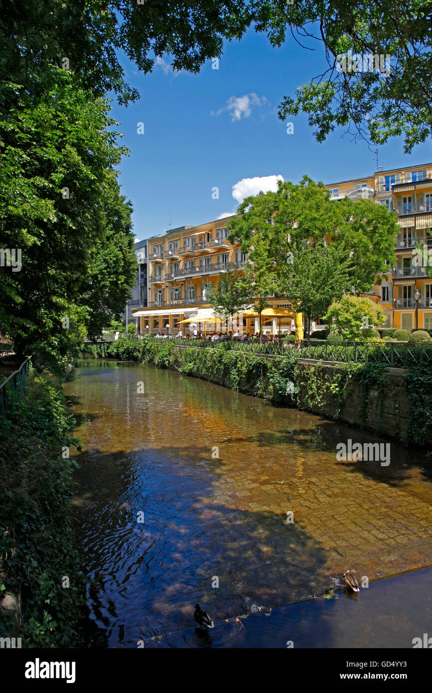 Hôtel Atlantic, rivière Oos, Baden-Baden, Bade-Wurtemberg, Allemagne Banque D'Images