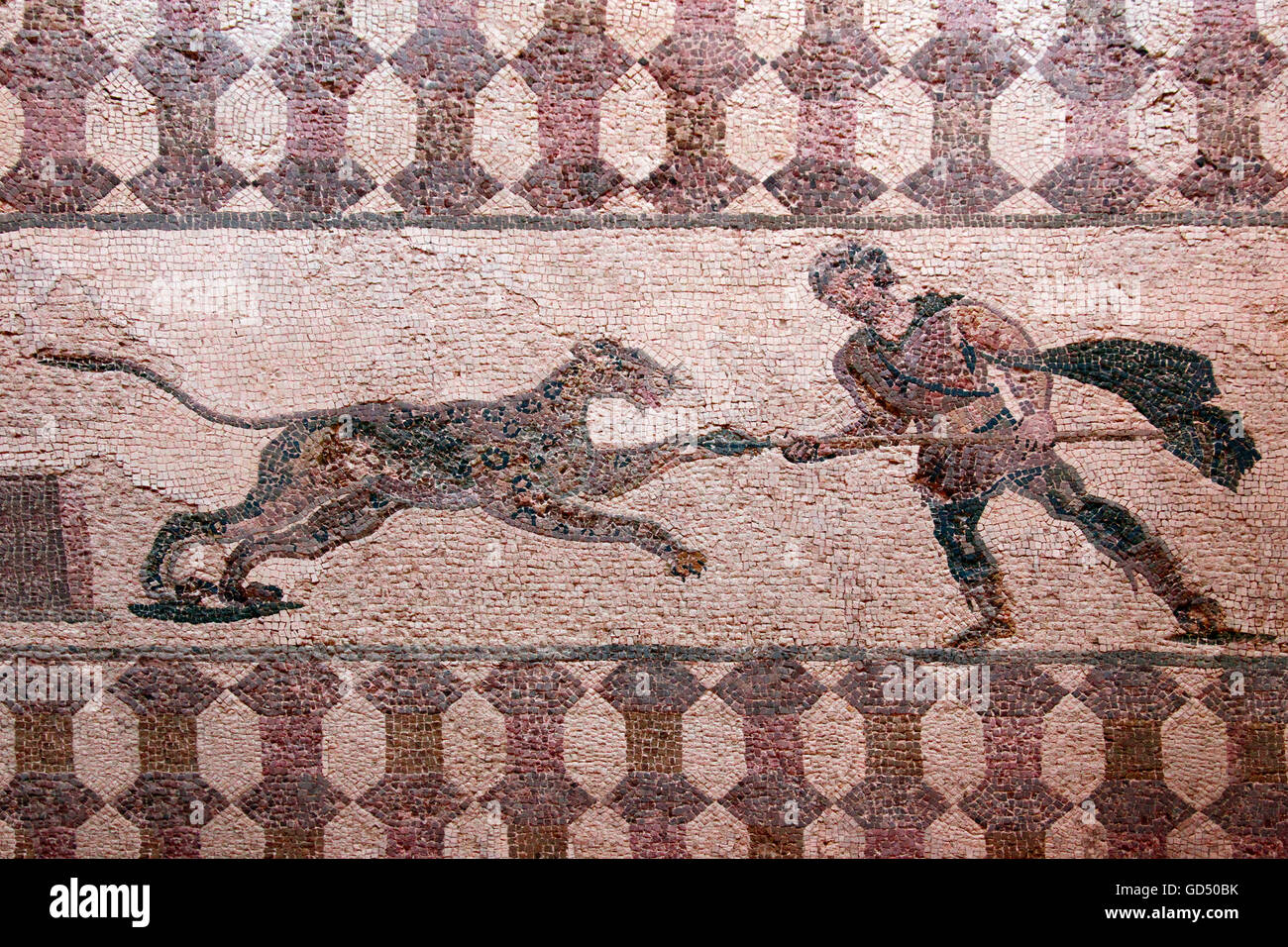 Une mosaïque hunter attaque un leopard avec une lance, Maison de Dionysos, le portique de l'Est, salle 11, parc archéologique de Paphos, Paphos / République de Chypre Banque D'Images