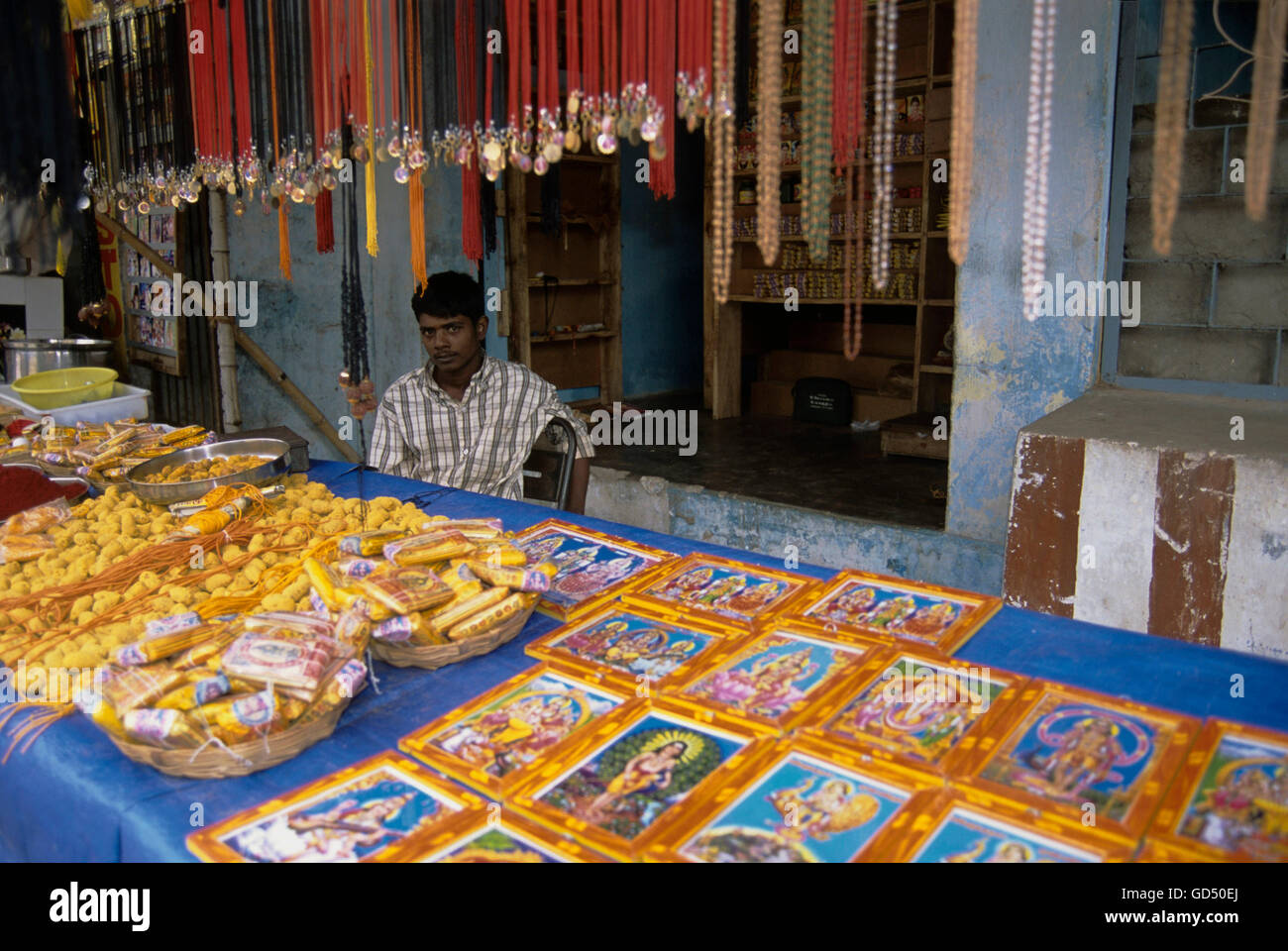 Offre Saint , photos en vente à l'extérieur d'un temple à vendre Banque D'Images