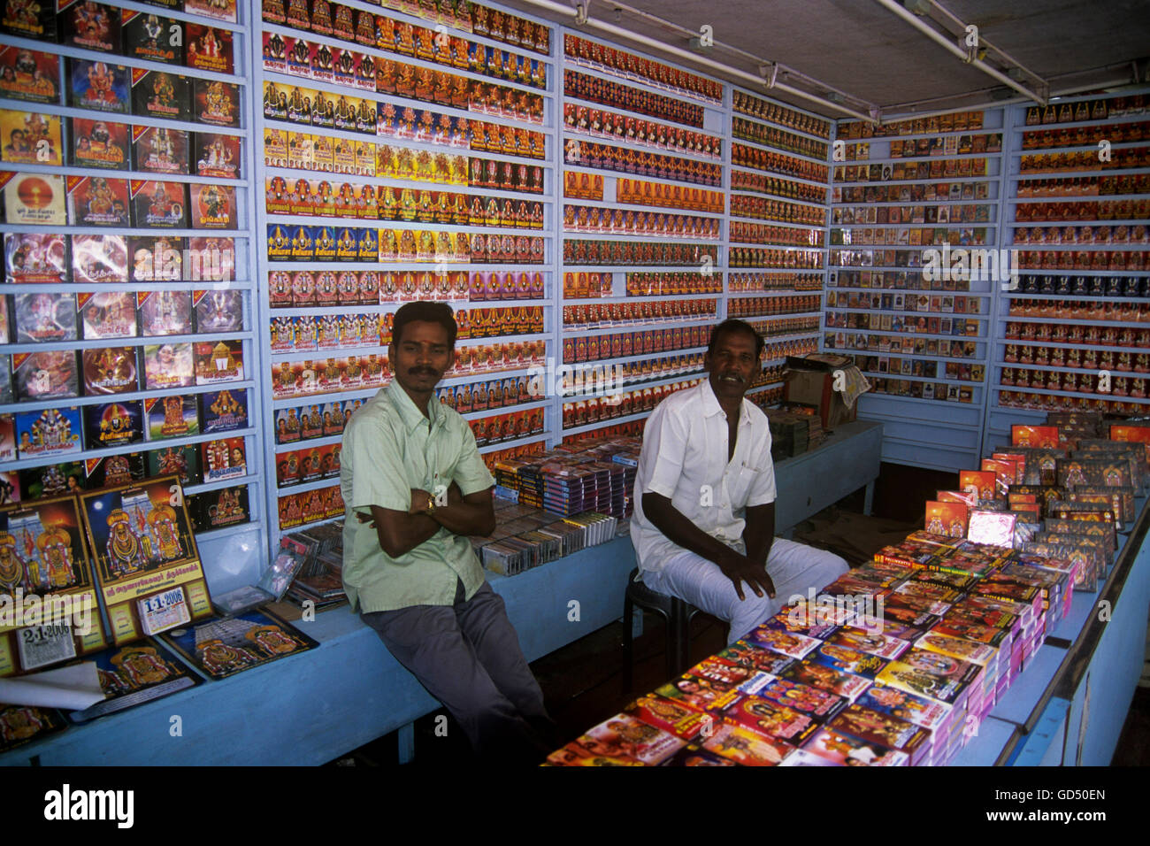 Vente de Cd cassettes de chants sacrés à l'extérieur de Temple , Tamil Nadu , Inde Banque D'Images