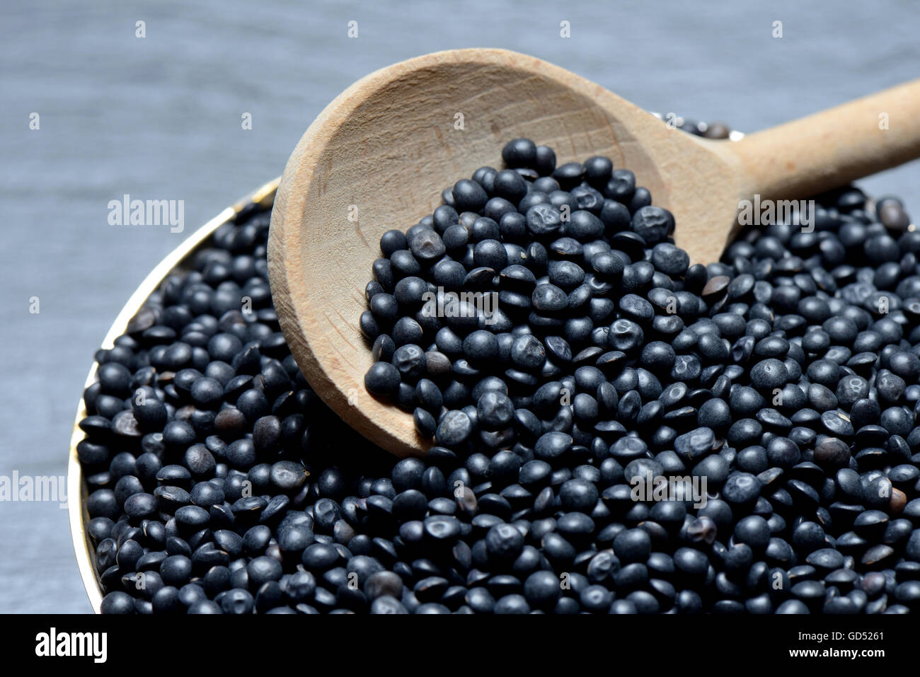 Dans Beluga-Linsen Kochloeffel Banque D'Images