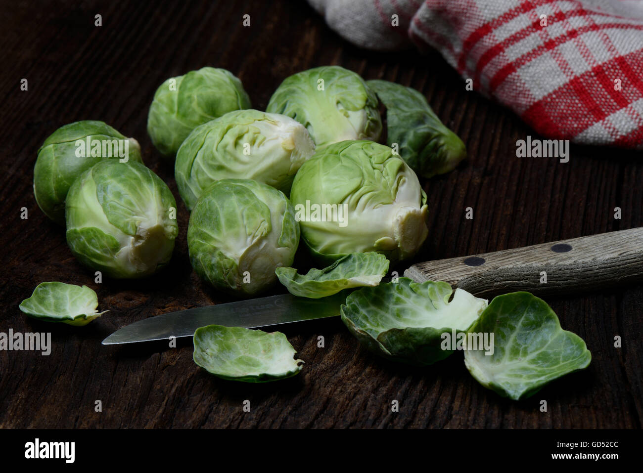 Kuechenmesser mit Rosenkohl, Brassica oleracea gemmifera Banque D'Images