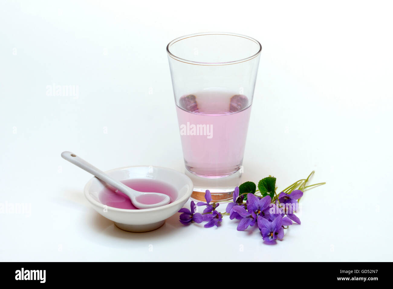 Sirop de violette, bol et verre, fleurs violet Banque D'Images
