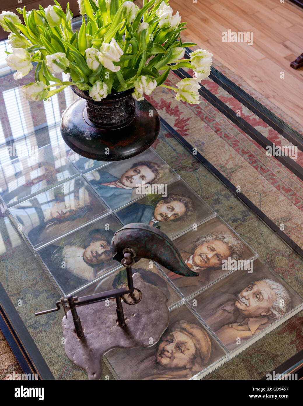 Norma Miller art sous la table en verre Banque D'Images