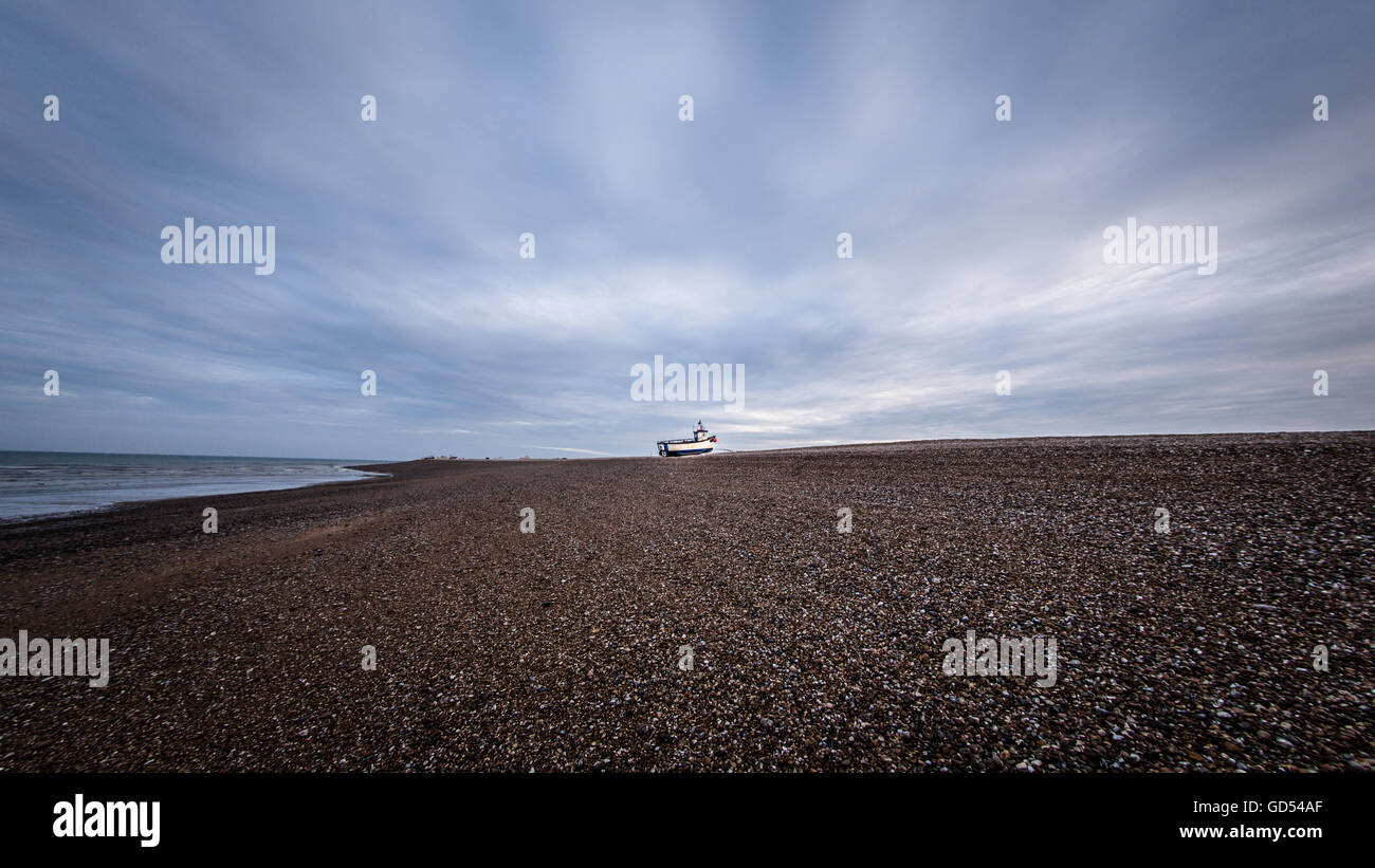 Bateau de pêche sur la plage de galets à Dungeness, Kent, Angleterre, Royaume-Uni. Banque D'Images