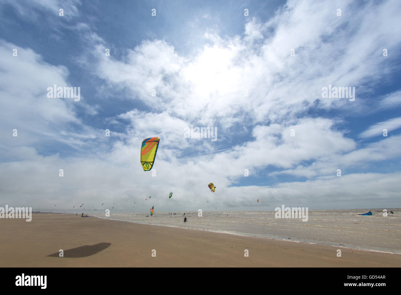 Kitesurfers à Camber Sands Beach, England, UK, Banque D'Images