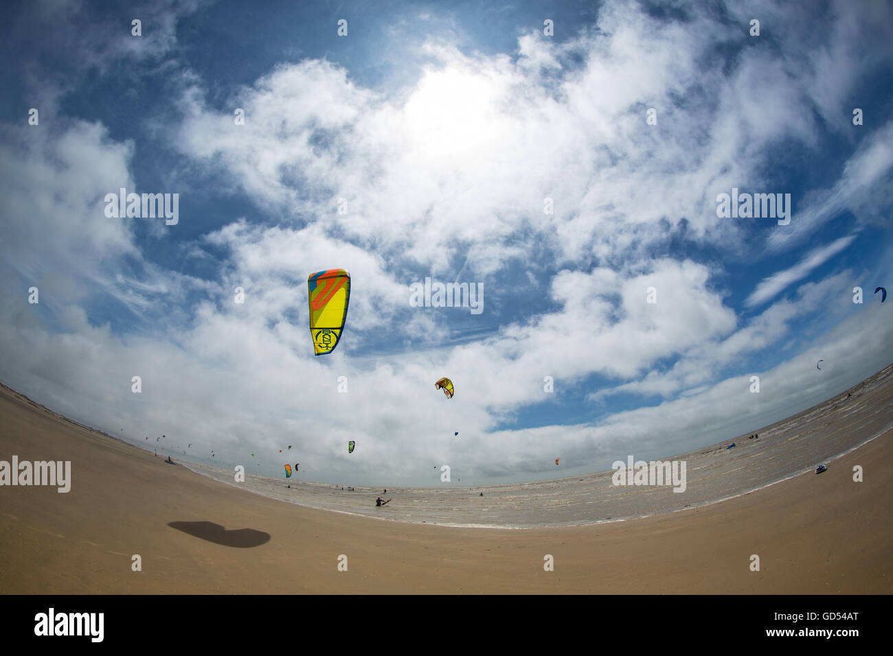 Kitesurfers à Camber Sands Beach, England, UK, tourné avec objectif fisheye. Banque D'Images