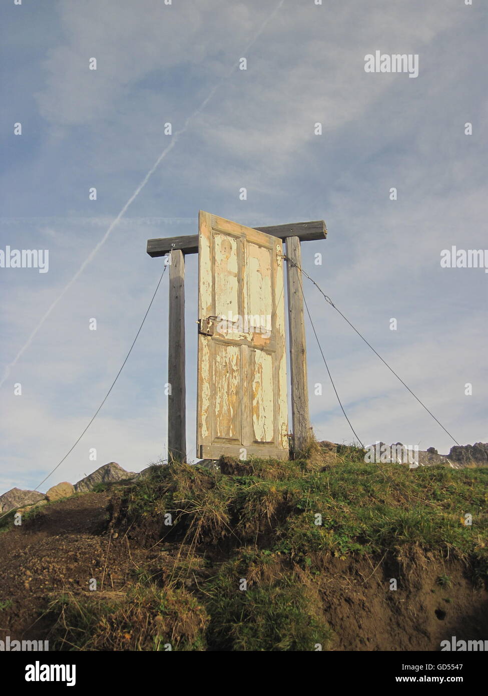 Vieille porte en bois, dans les montagnes, porte au ciel, Oberstdorf, Allgau, Allemagne Banque D'Images